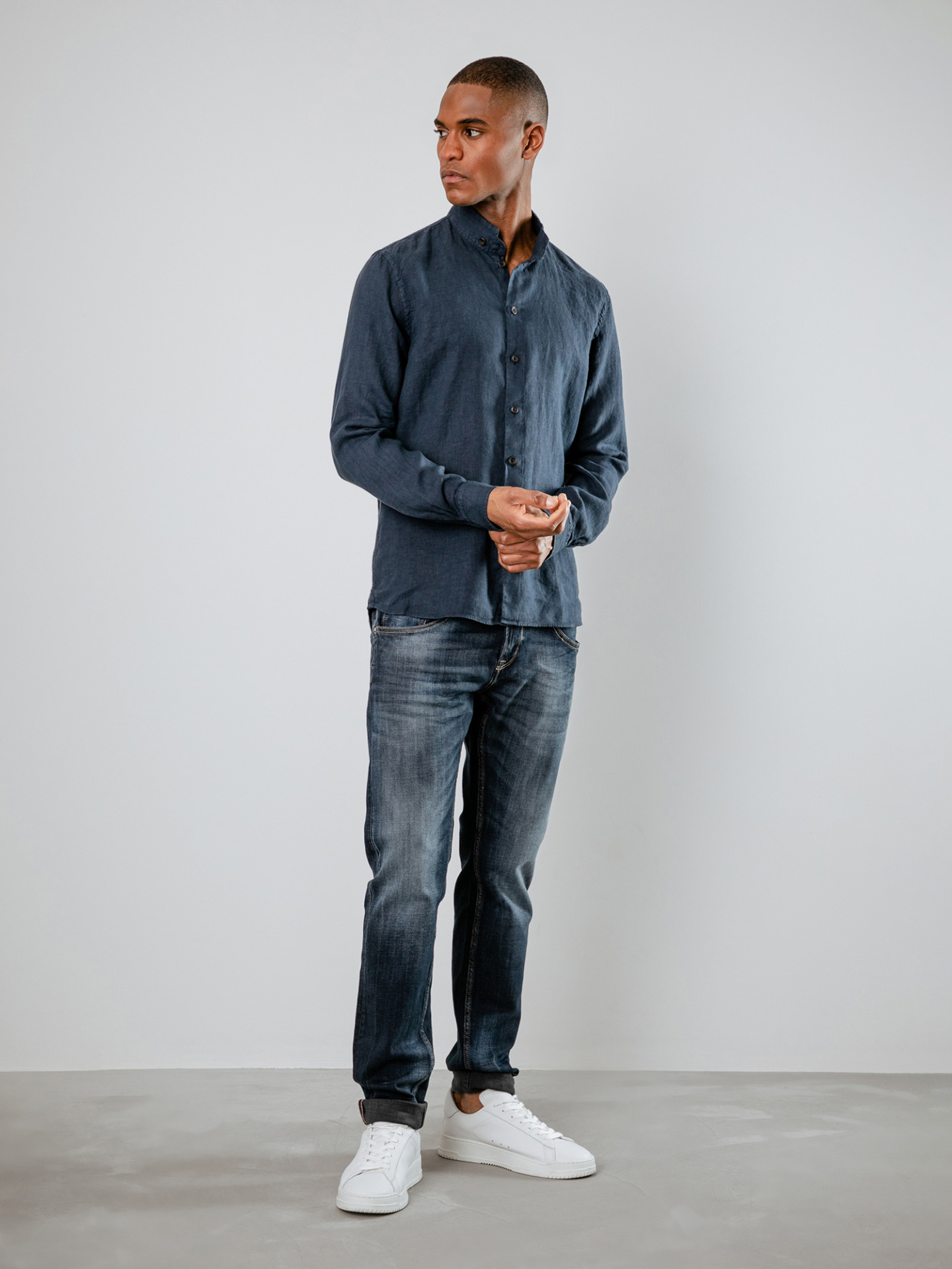 Detailansicht von Slim Fit Jeans mit Knopfleiste von LE TEMPS DES CERISES