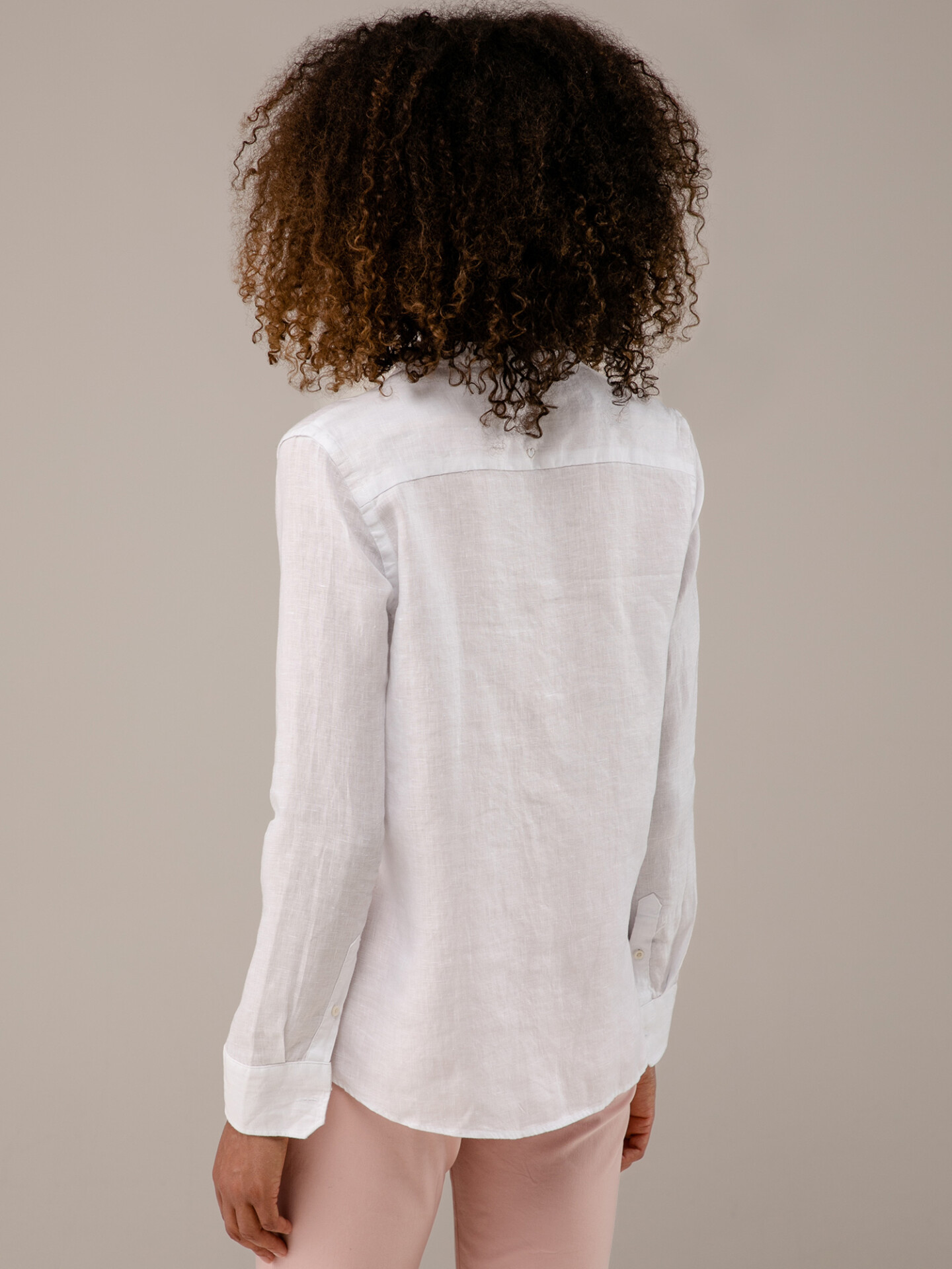 Detailansicht von Leinenbluse von FIL NOIR