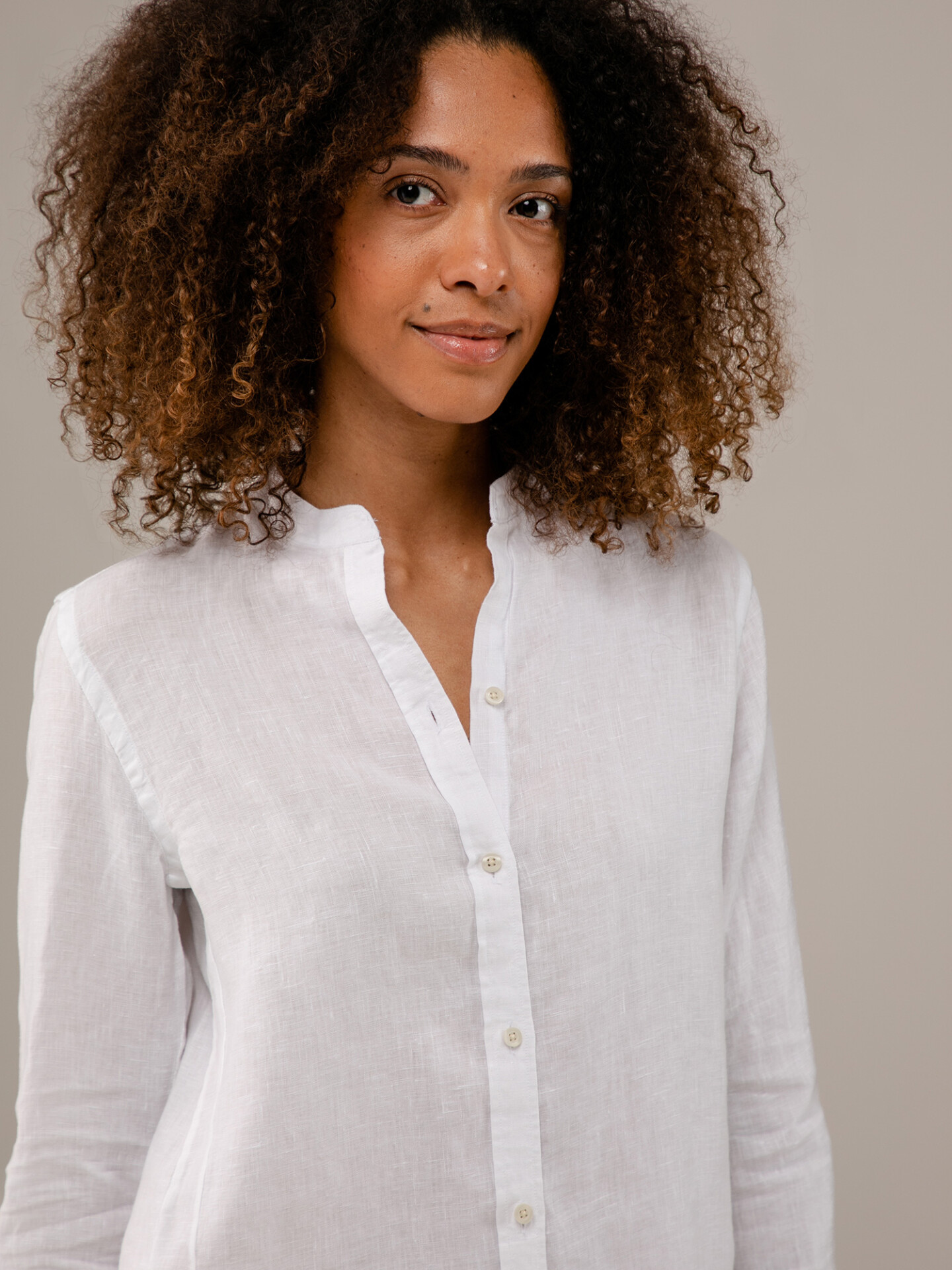 Detailansicht von Leinenbluse von FIL NOIR