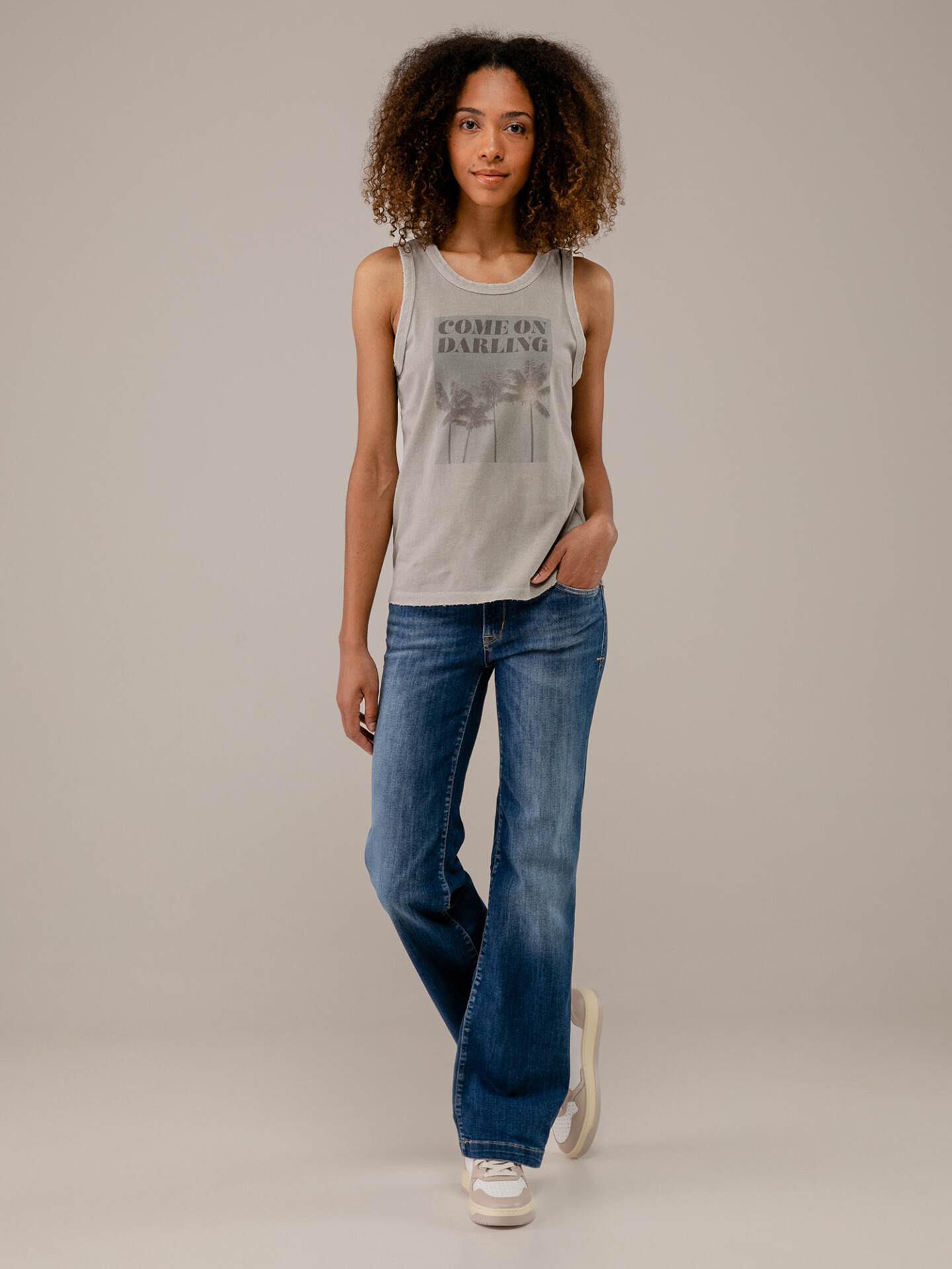 Detailansicht von Bootcut Jeans von LE TEMPS DES CERISES