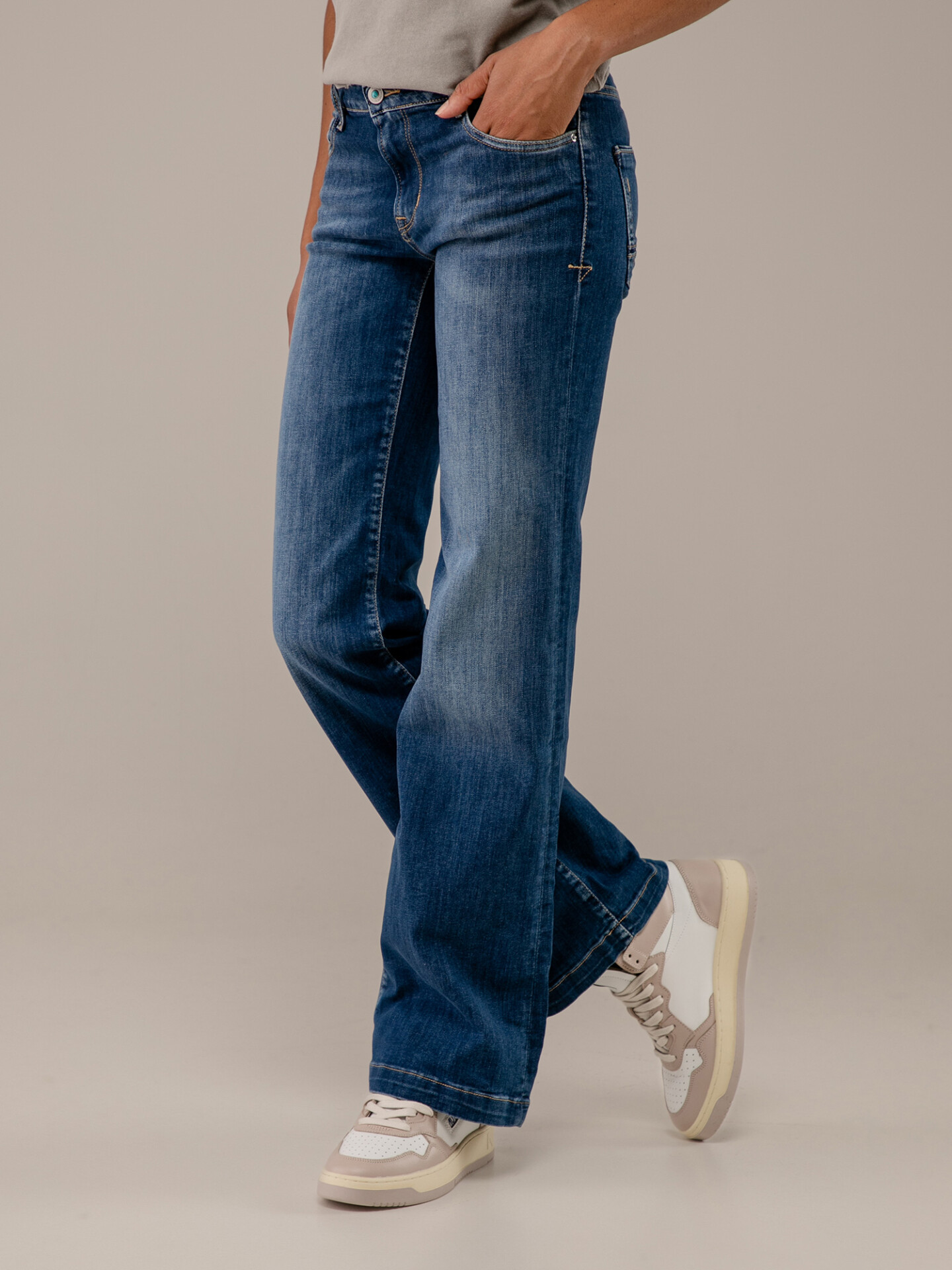 Detailansicht von Bootcut Jeans von LE TEMPS DES CERISES