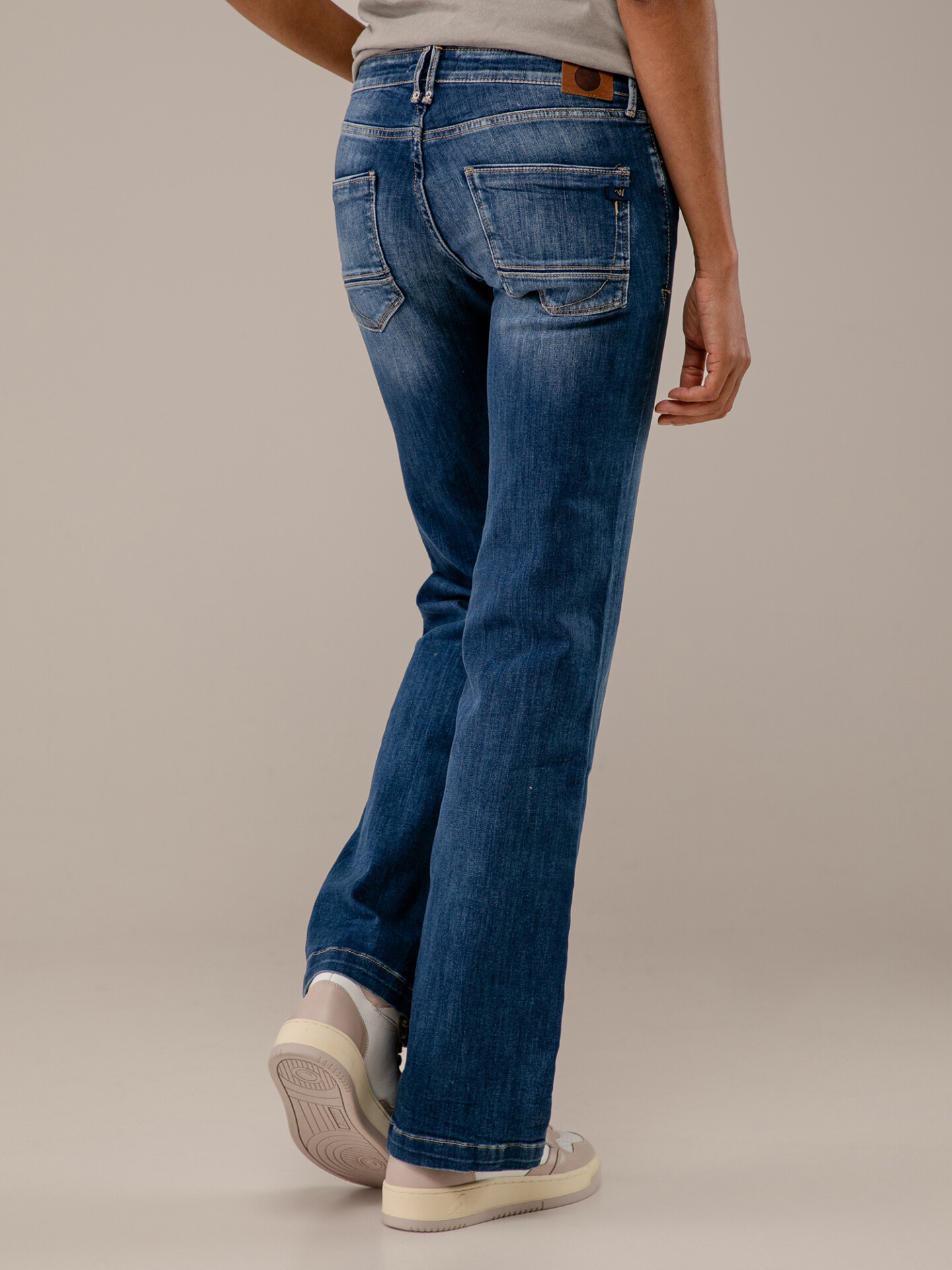 Detailansicht von Bootcut Jeans von LE TEMPS DES CERISES