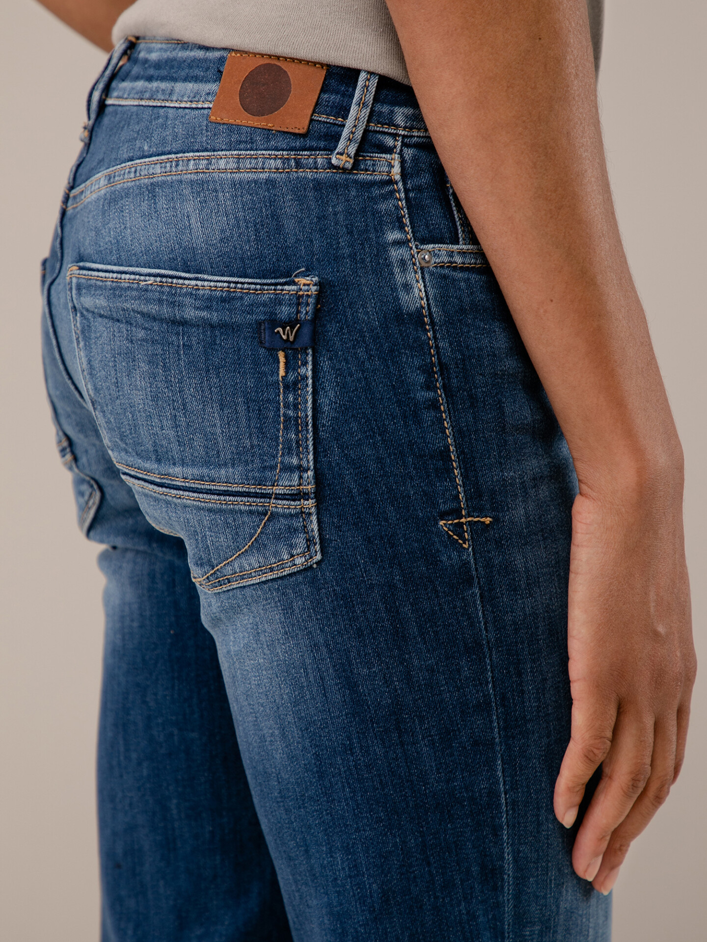 Detailansicht von Bootcut Jeans von LE TEMPS DES CERISES