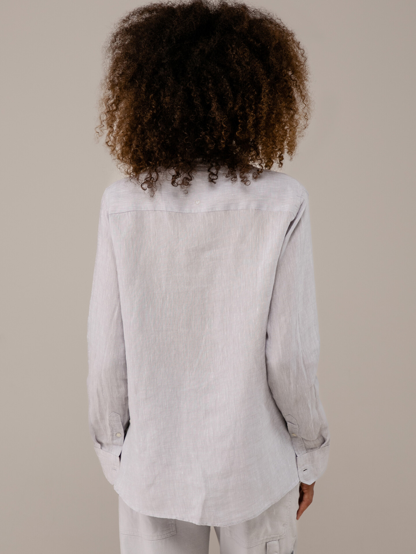Detailansicht von Leinenbluse von FIL NOIR