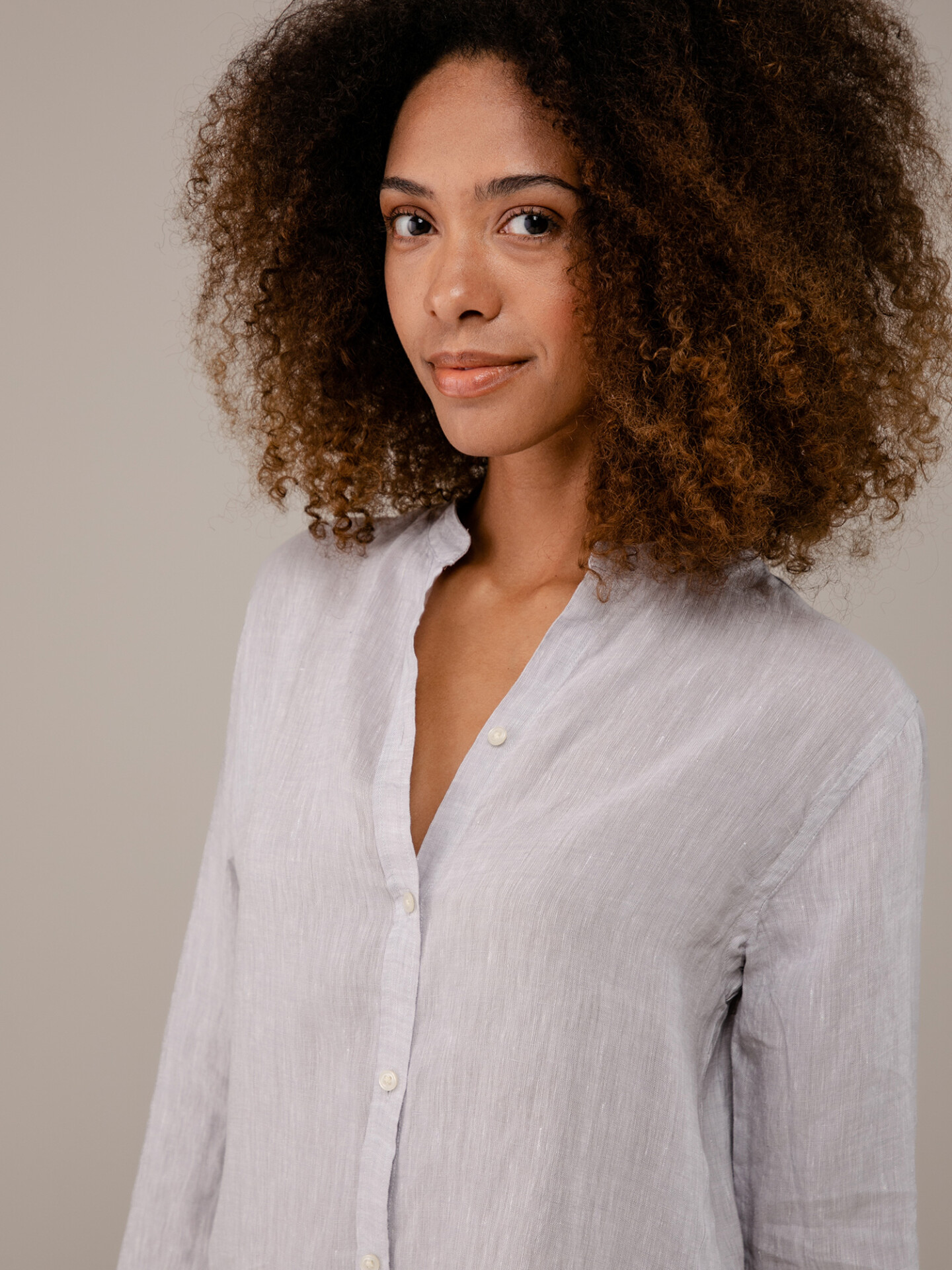 Detailansicht von Leinenbluse von FIL NOIR