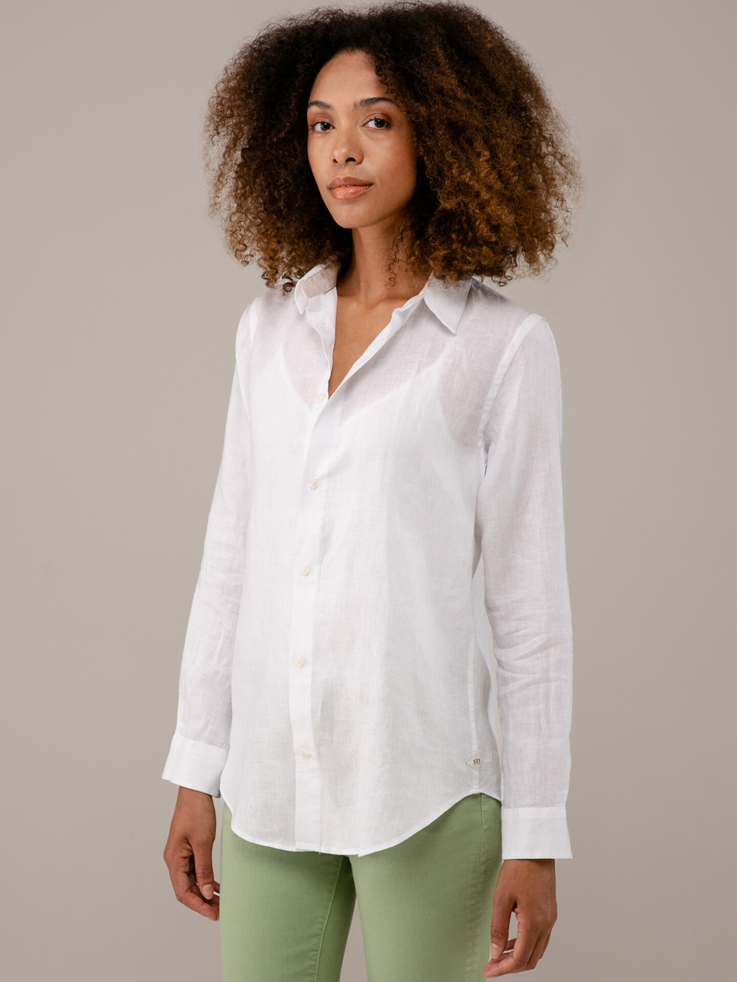 Detailansicht von Leinenbluse von FIL NOIR