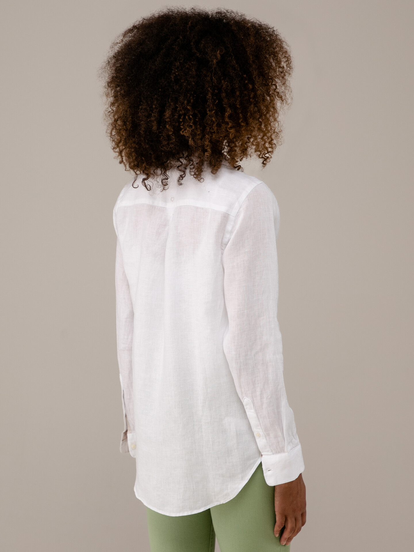 Detailansicht von Leinenbluse von FIL NOIR