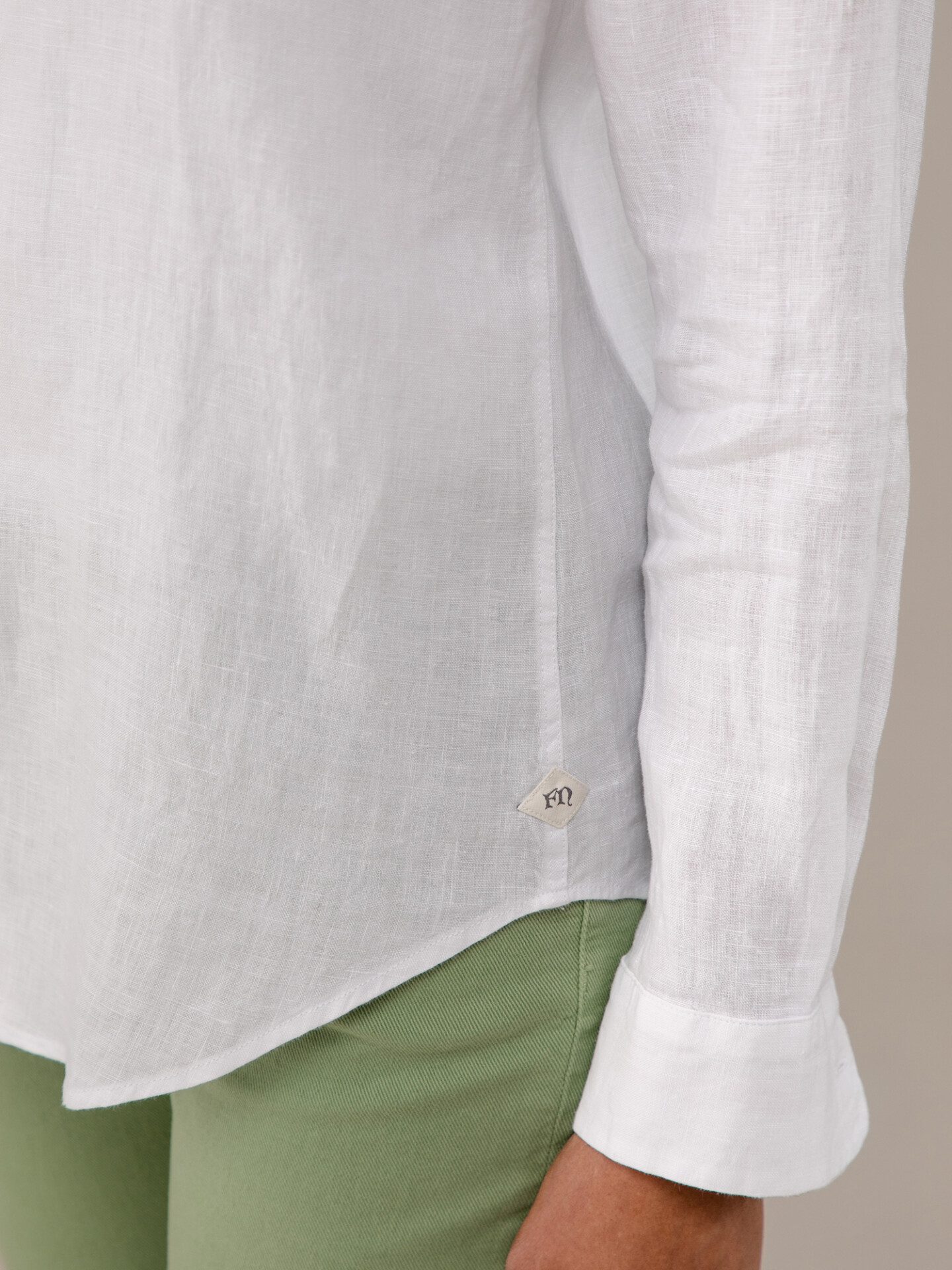 Detailansicht von Leinenbluse von FIL NOIR