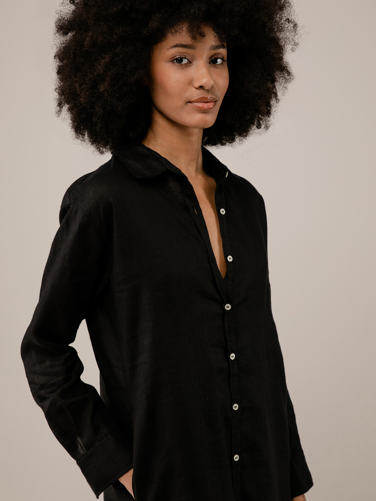 Detailansicht von Midi-Blusenkleid aus Leinen von BLAUMAX