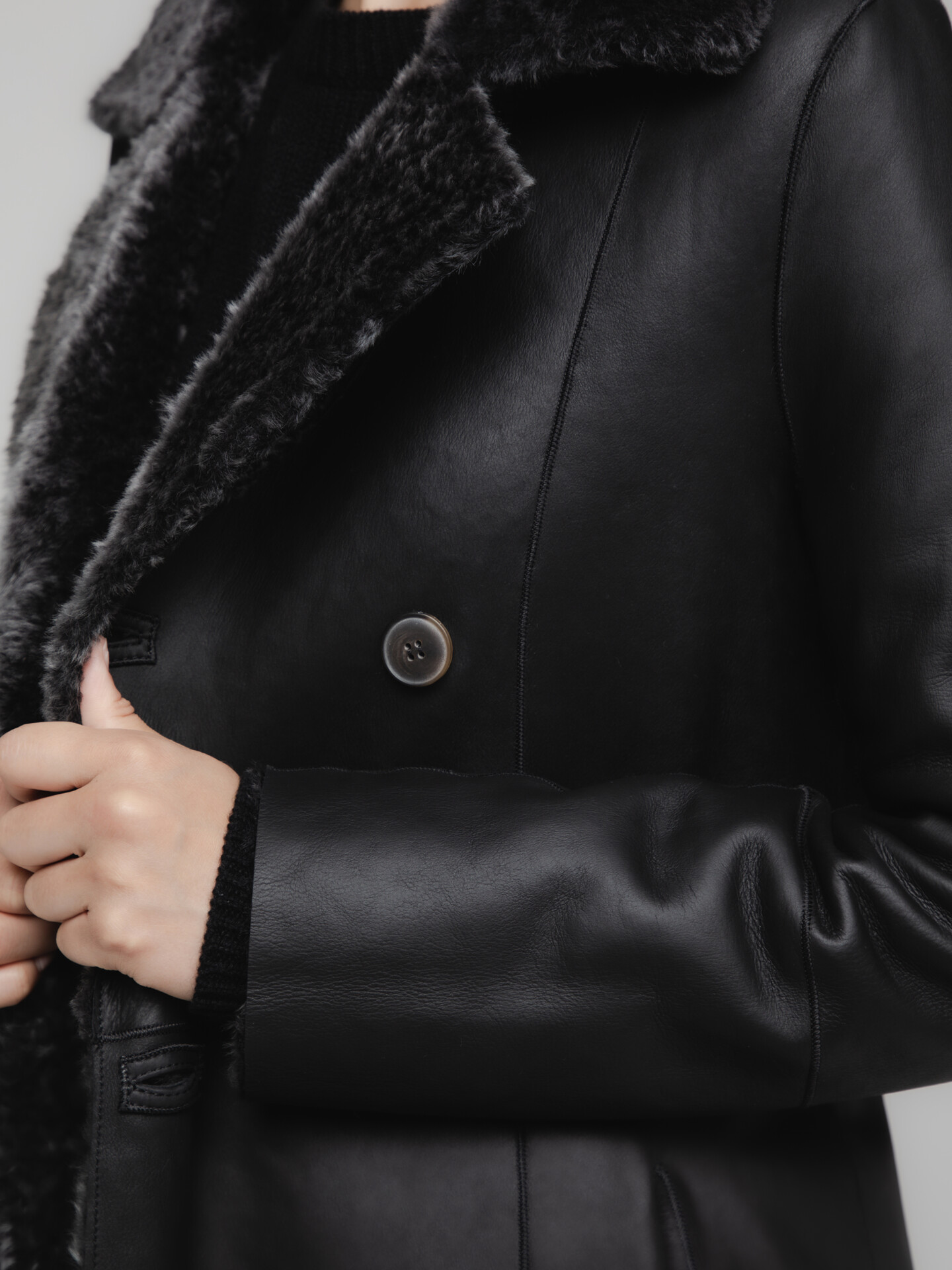 Detailansicht von Wendbarer Ledermantel von BENEDETTA NOVI