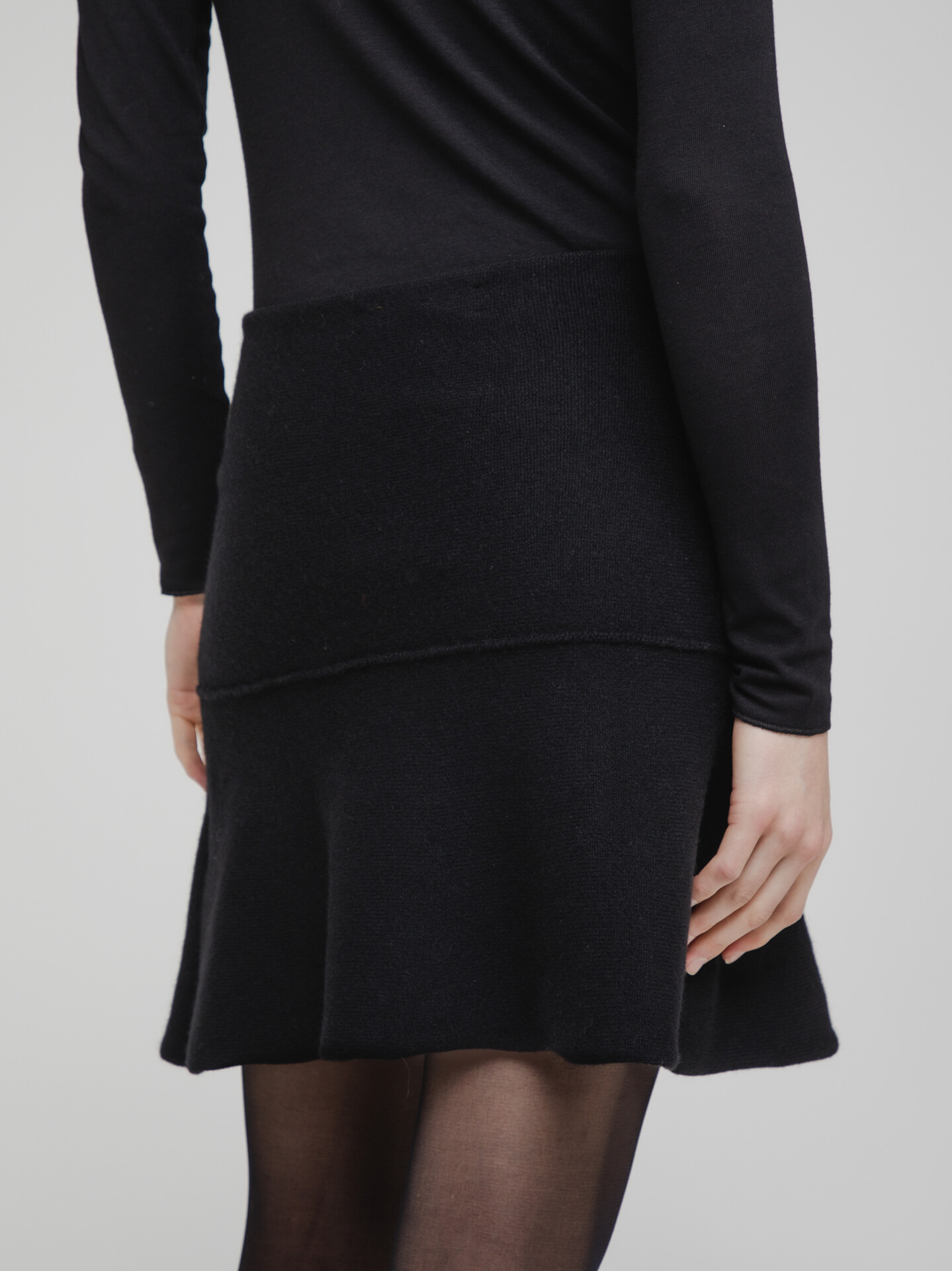 Detailansicht von Kurzer Rock aus Cashmere von LISA YANG