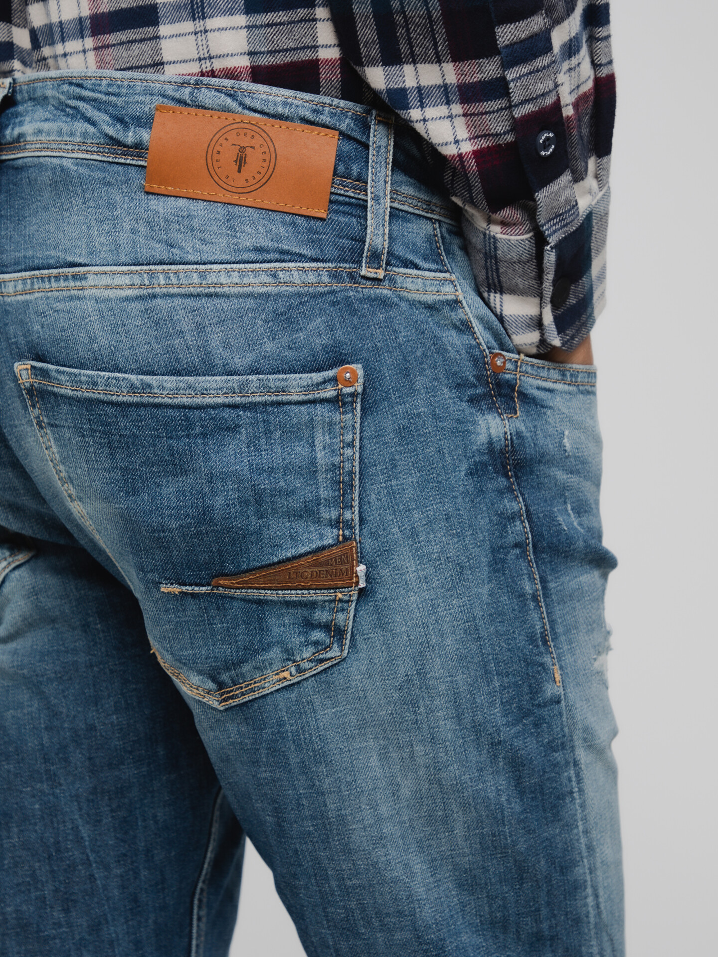 Detailansicht von Destroyed Slim Fit Jeans von LE TEMPS DES CERISES