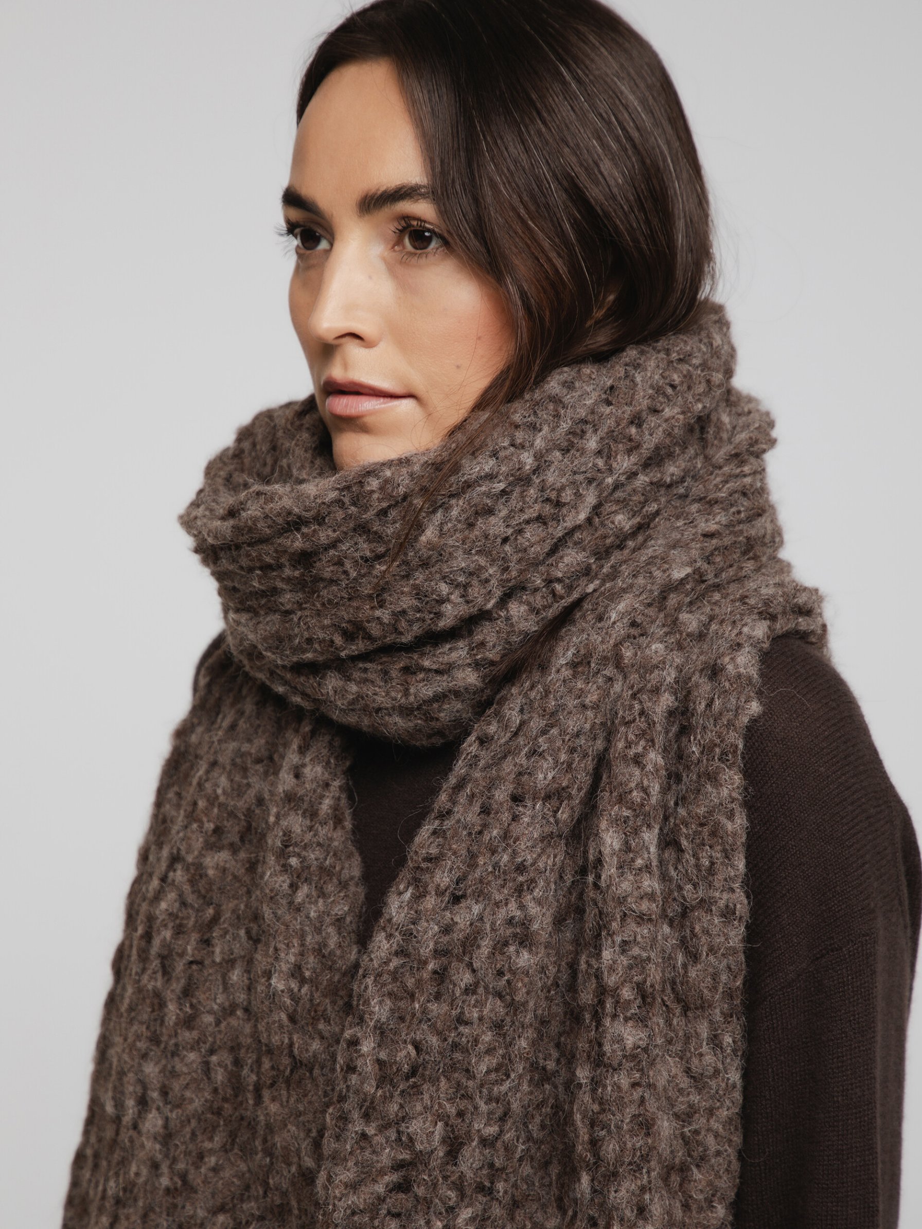 Detailansicht von Schal aus Alpakawolle von SIBIN LINNEBJERG