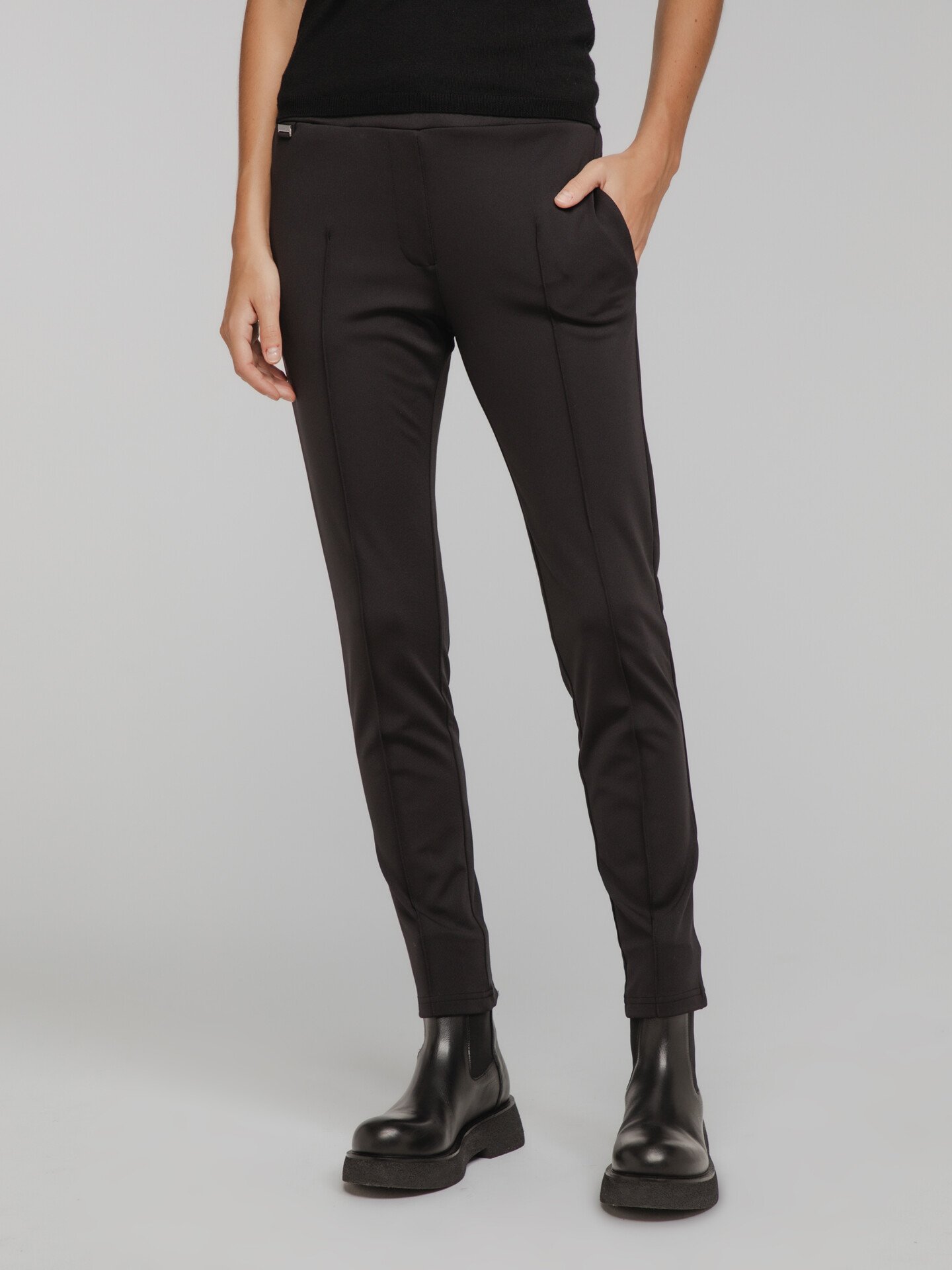 Detailansicht von Hose im Jogging-Stil von ELIAS RUMELIS