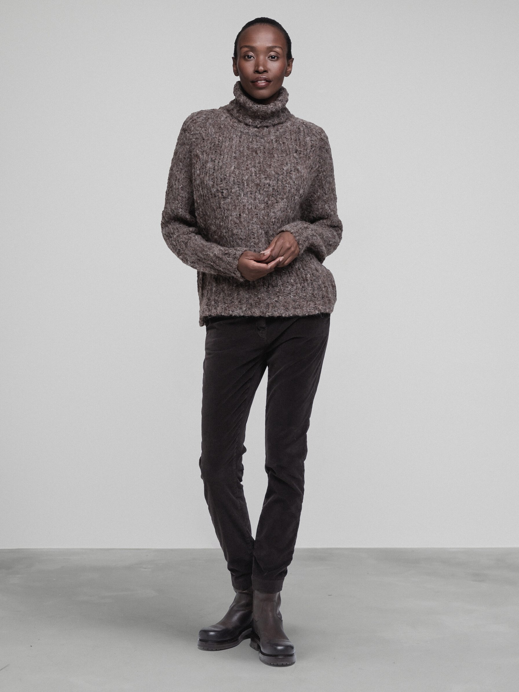 Detailansicht von Rollkragenpullover aus Alpakawolle von SIBIN LINNEBJERG