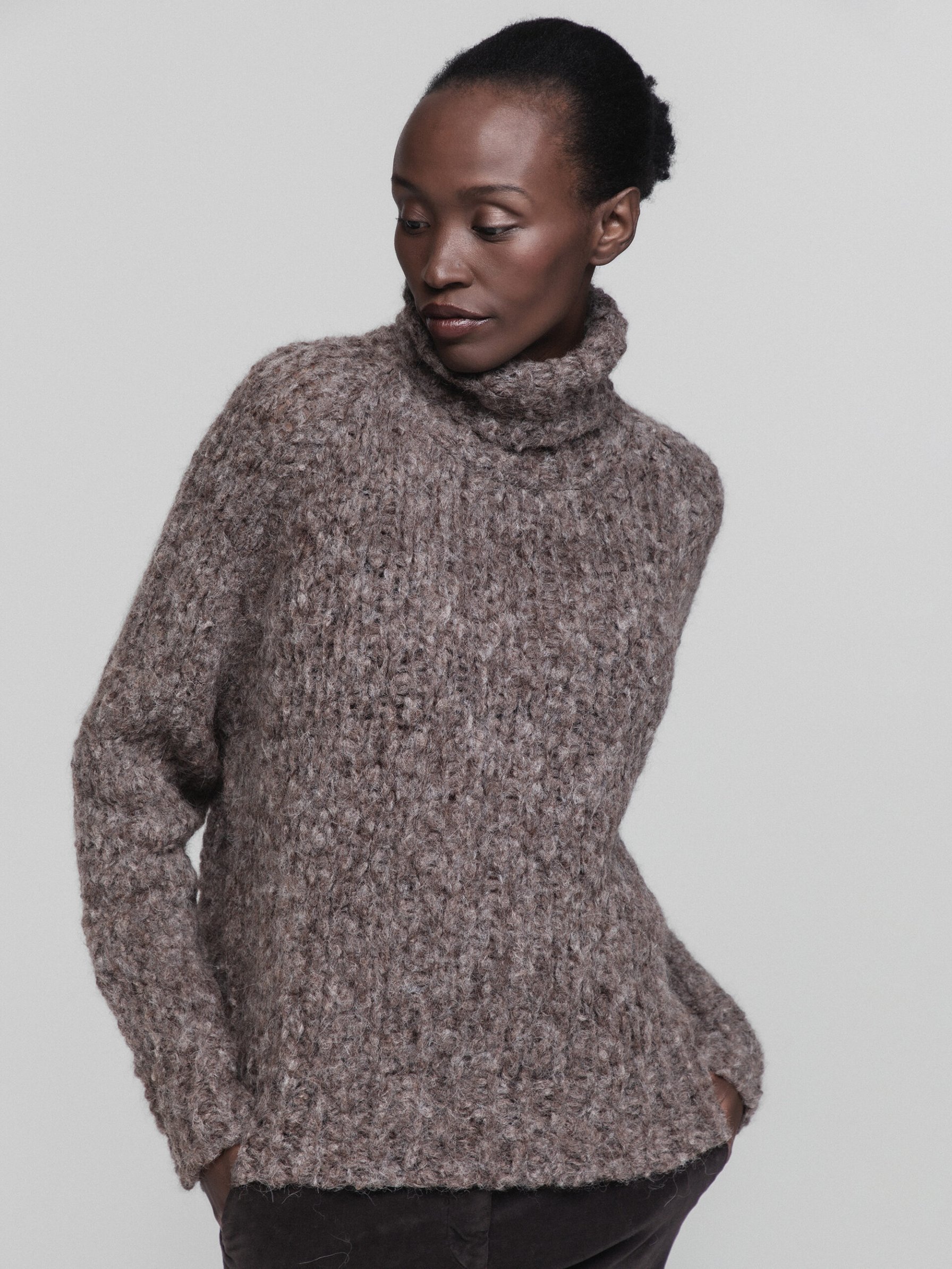 Detailansicht von Rollkragenpullover aus Alpakawolle von SIBIN LINNEBJERG