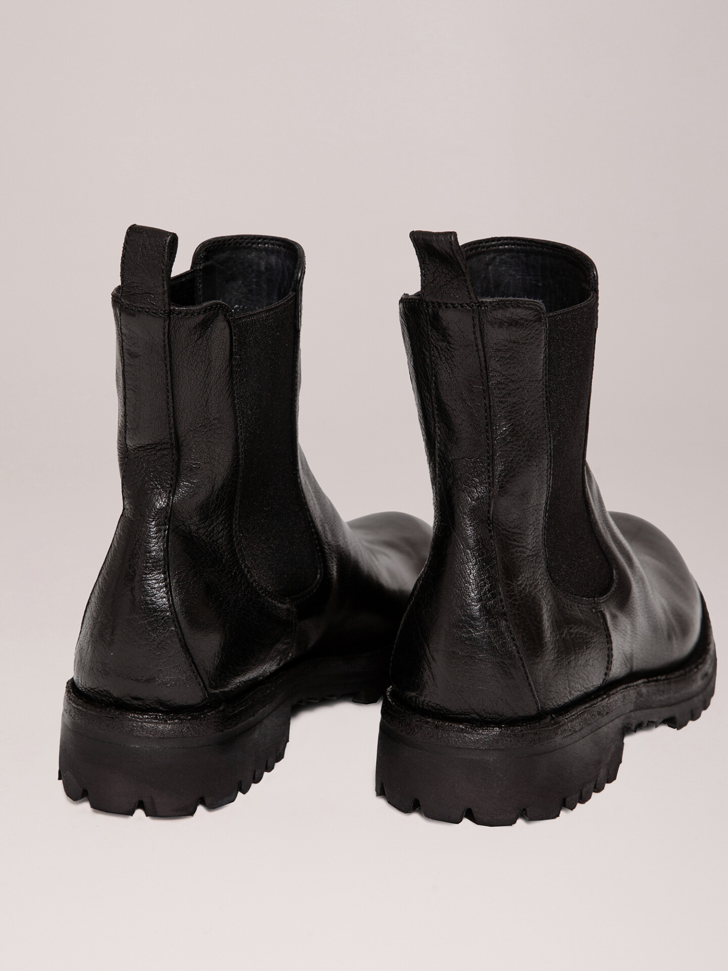 Detailansicht von Chelsea-Boots aus Leder von OFFICINE CREATIVE