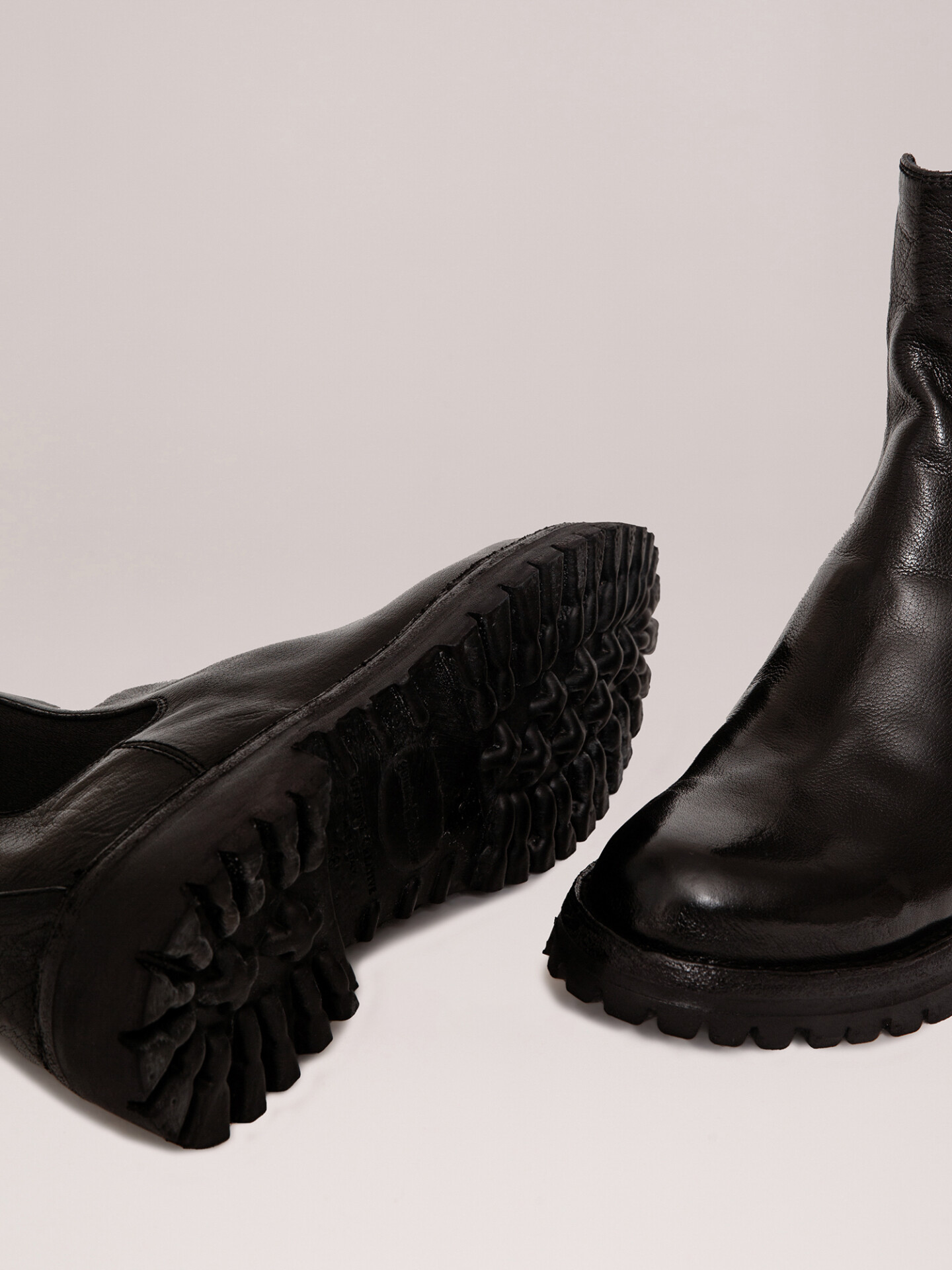 Detailansicht von Chelsea-Boots aus Leder von OFFICINE CREATIVE