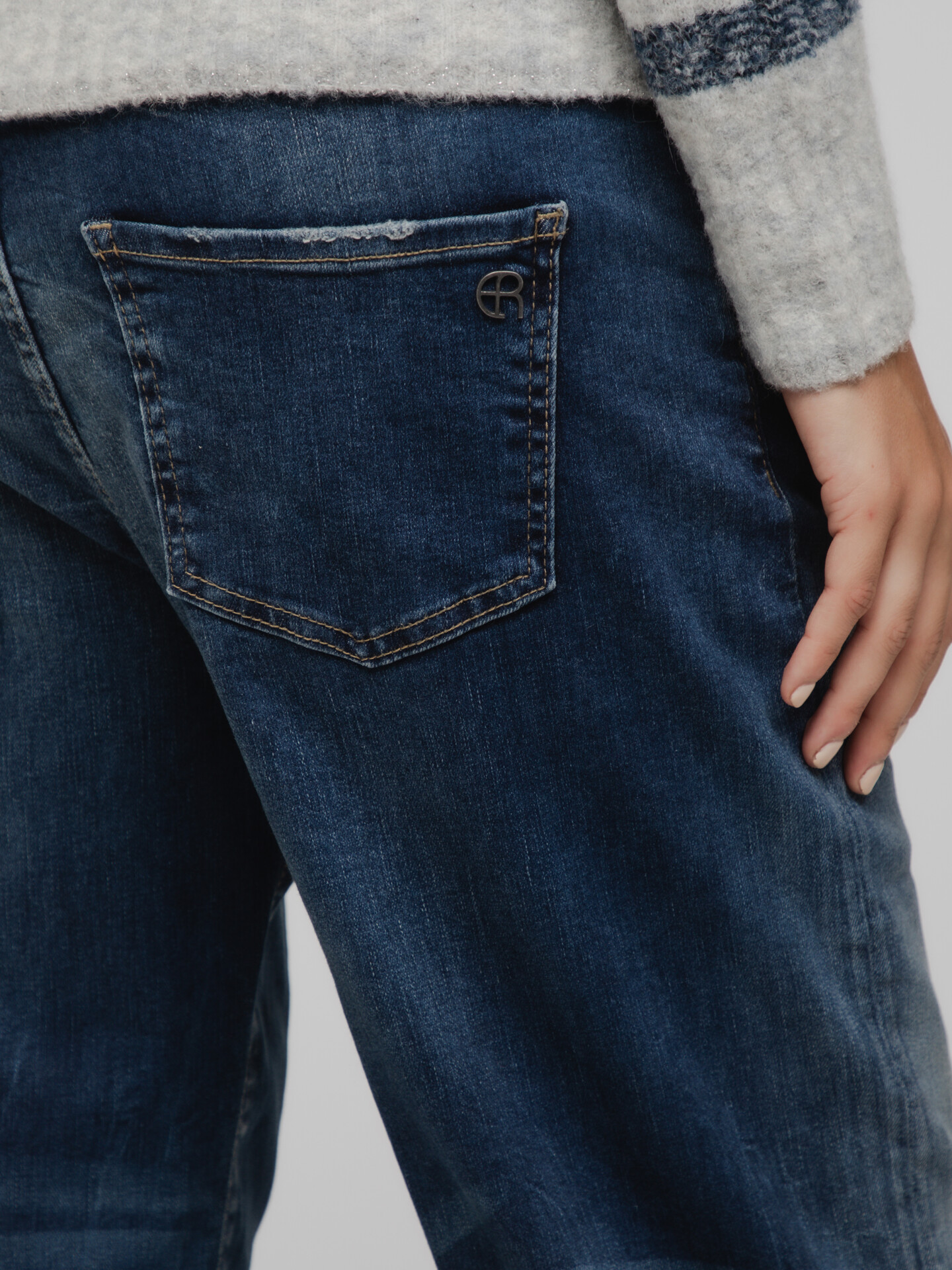 Detailansicht von O-Shape Jeans von ELIAS RUMELIS