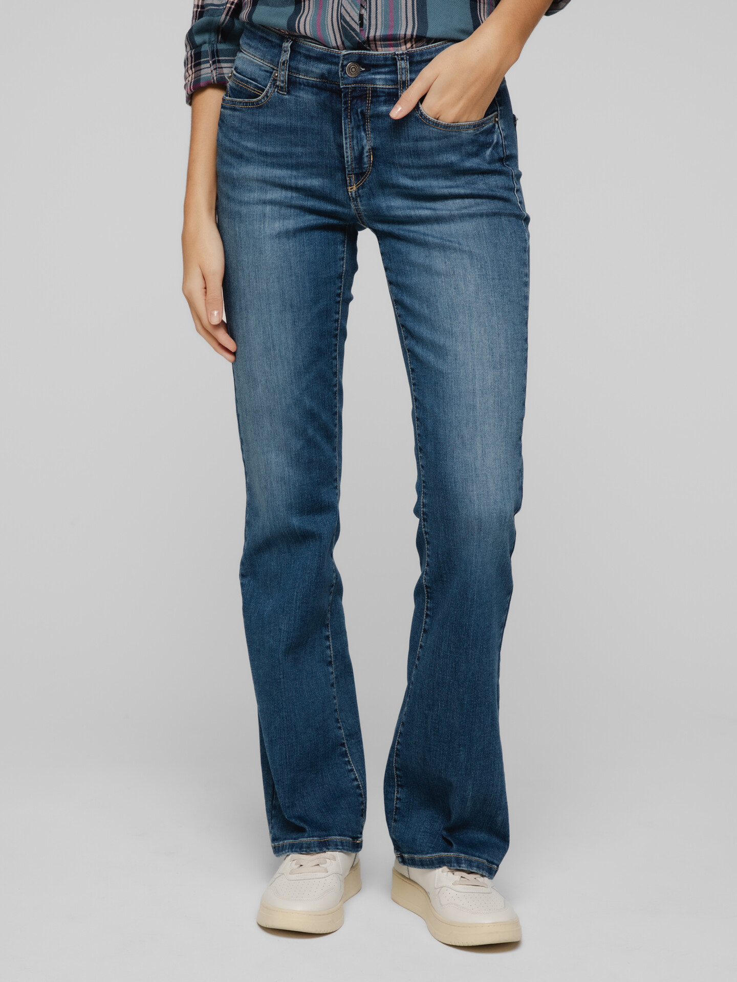 Detailansicht von Flared Jeans von CAMBIO