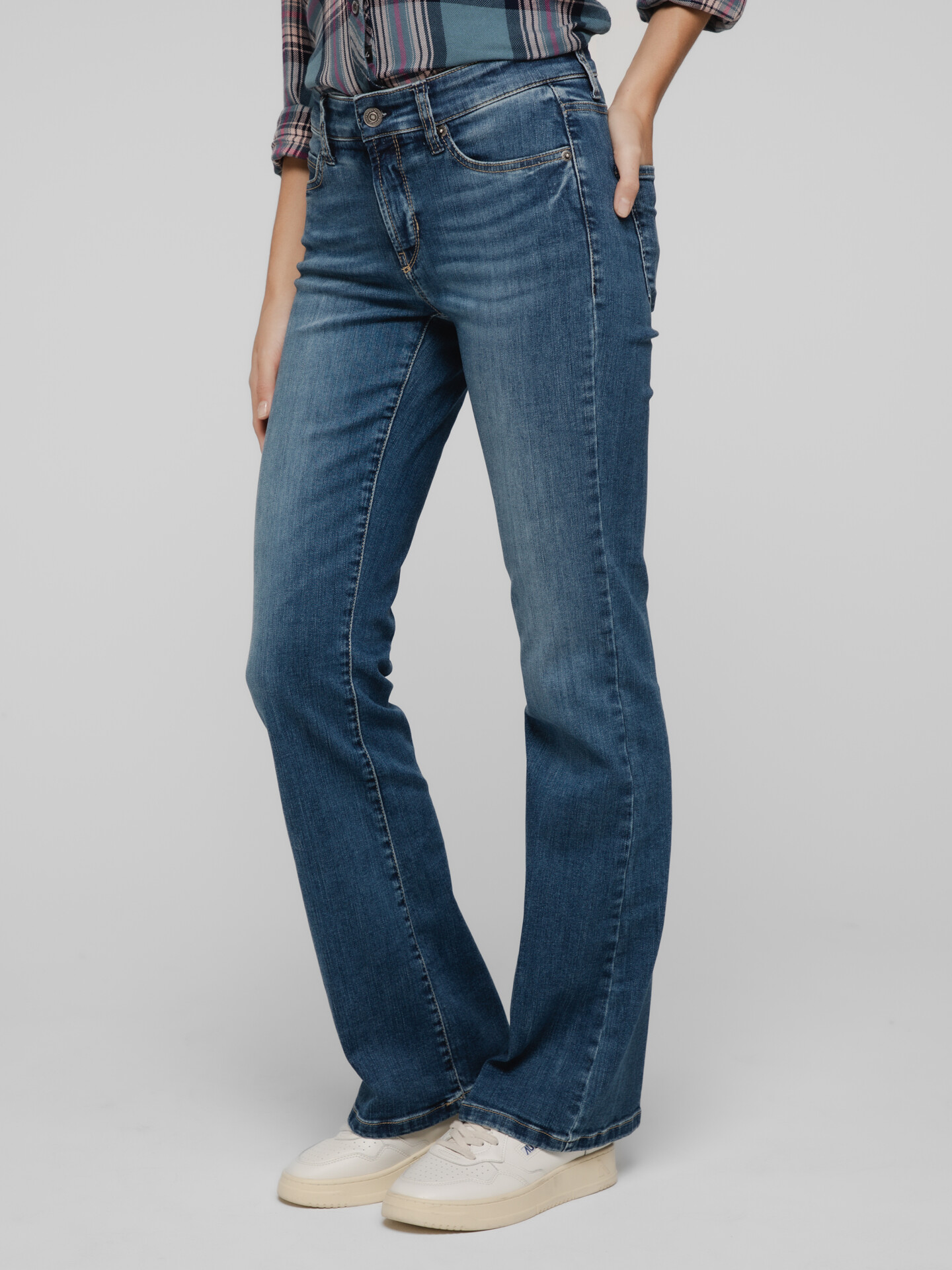 Detailansicht von Flared Jeans von CAMBIO