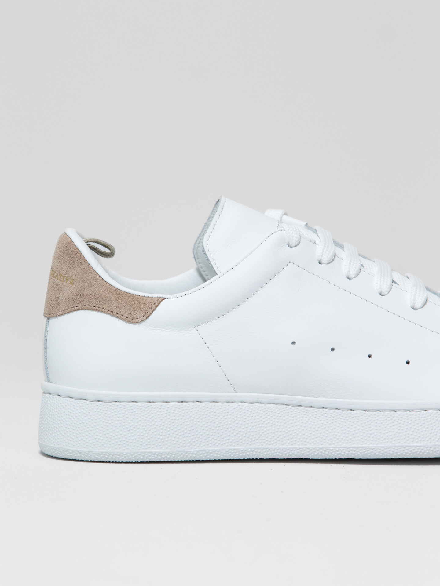 Detailansicht von Sneaker aus Leder von OFFICINE CREATIVE