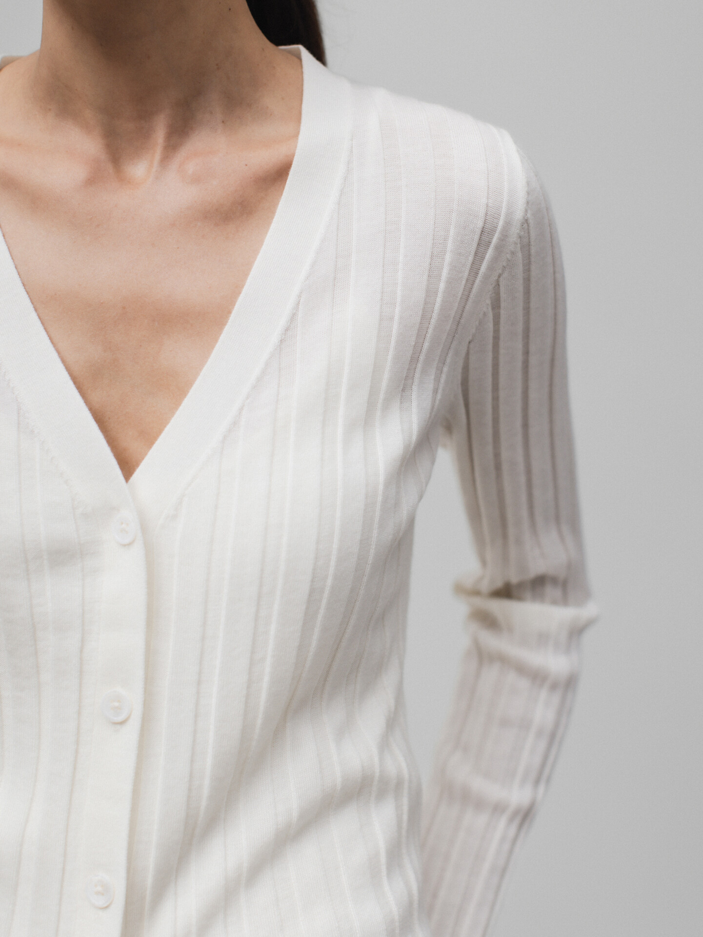 Detailansicht von Strickjacke aus Merinowolle von DANIELS