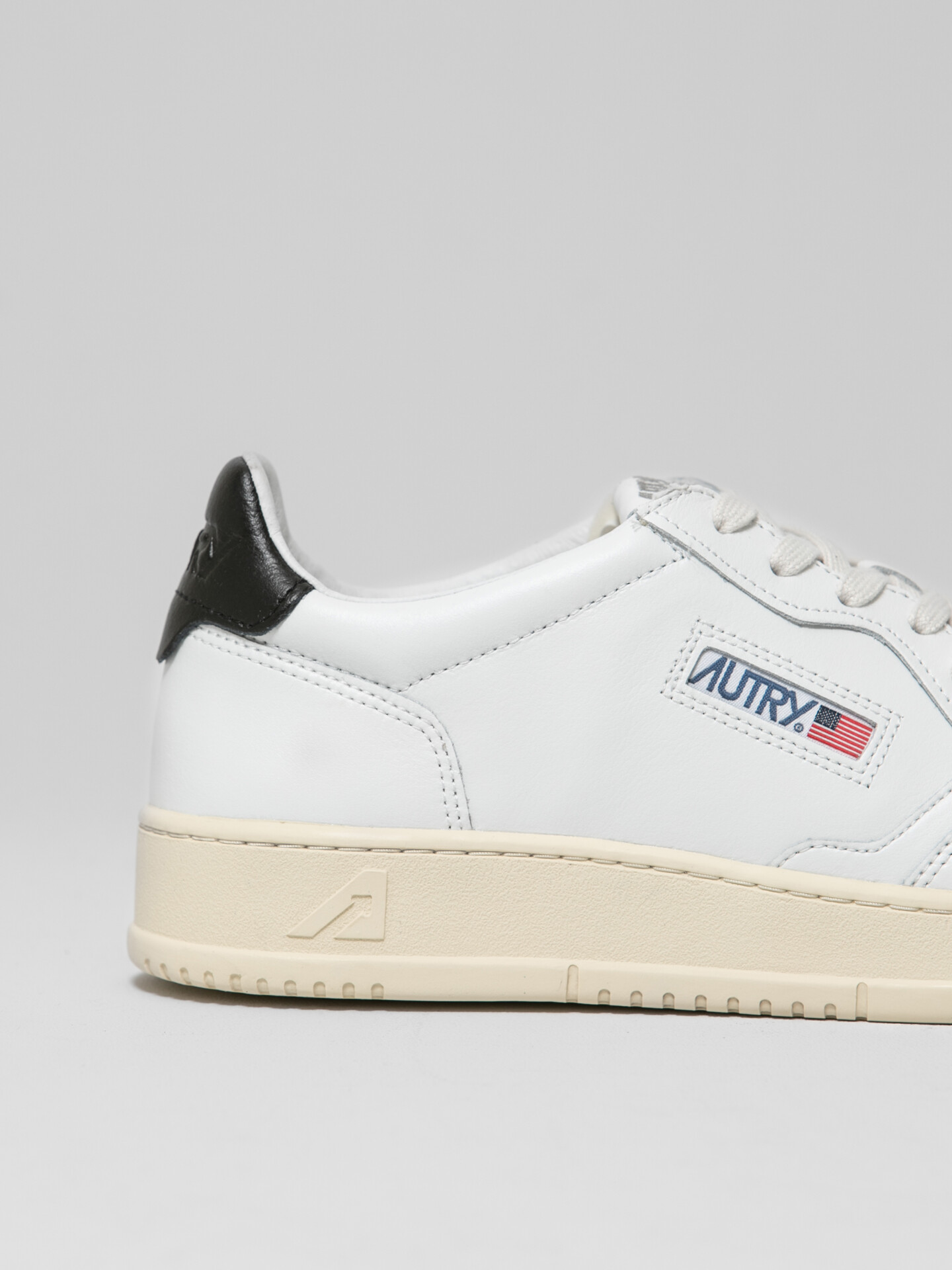 Detailansicht von Sneaker aus Leder von AUTRY