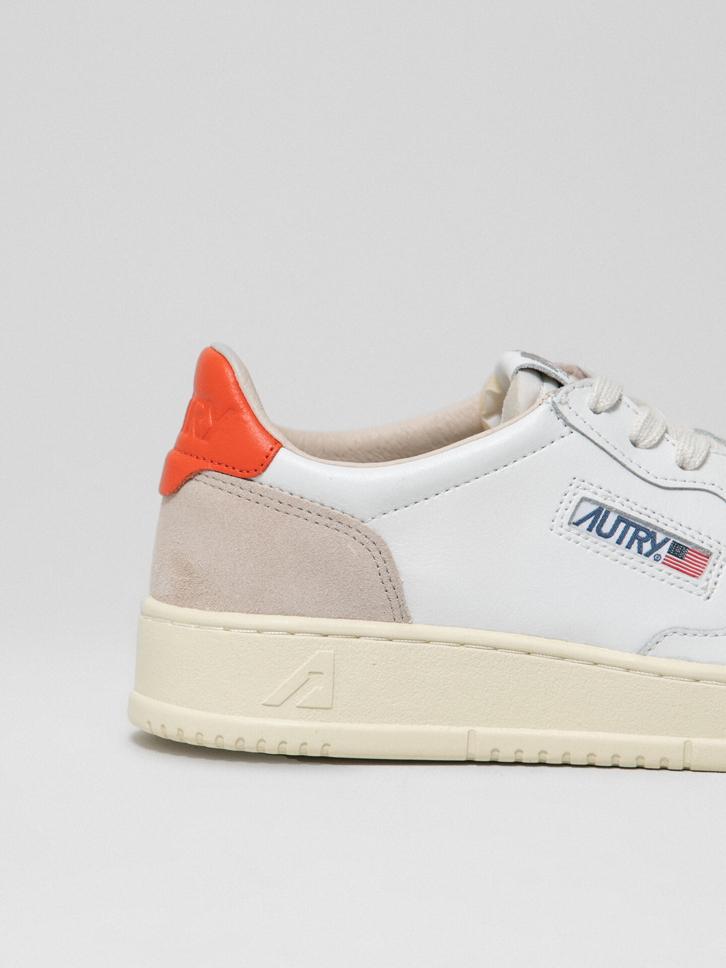 Detailansicht von Sneaker aus Leder von AUTRY