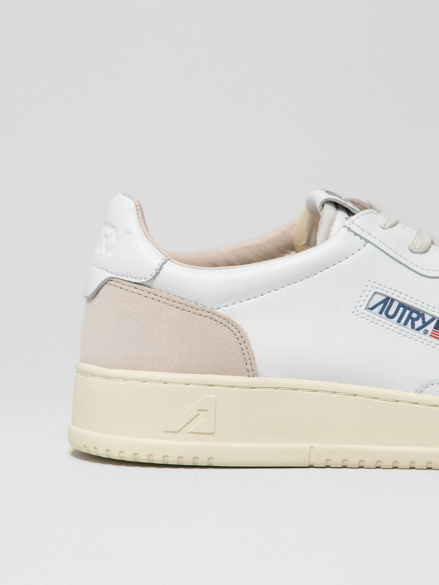 Detailansicht von Sneaker aus Leder von AUTRY