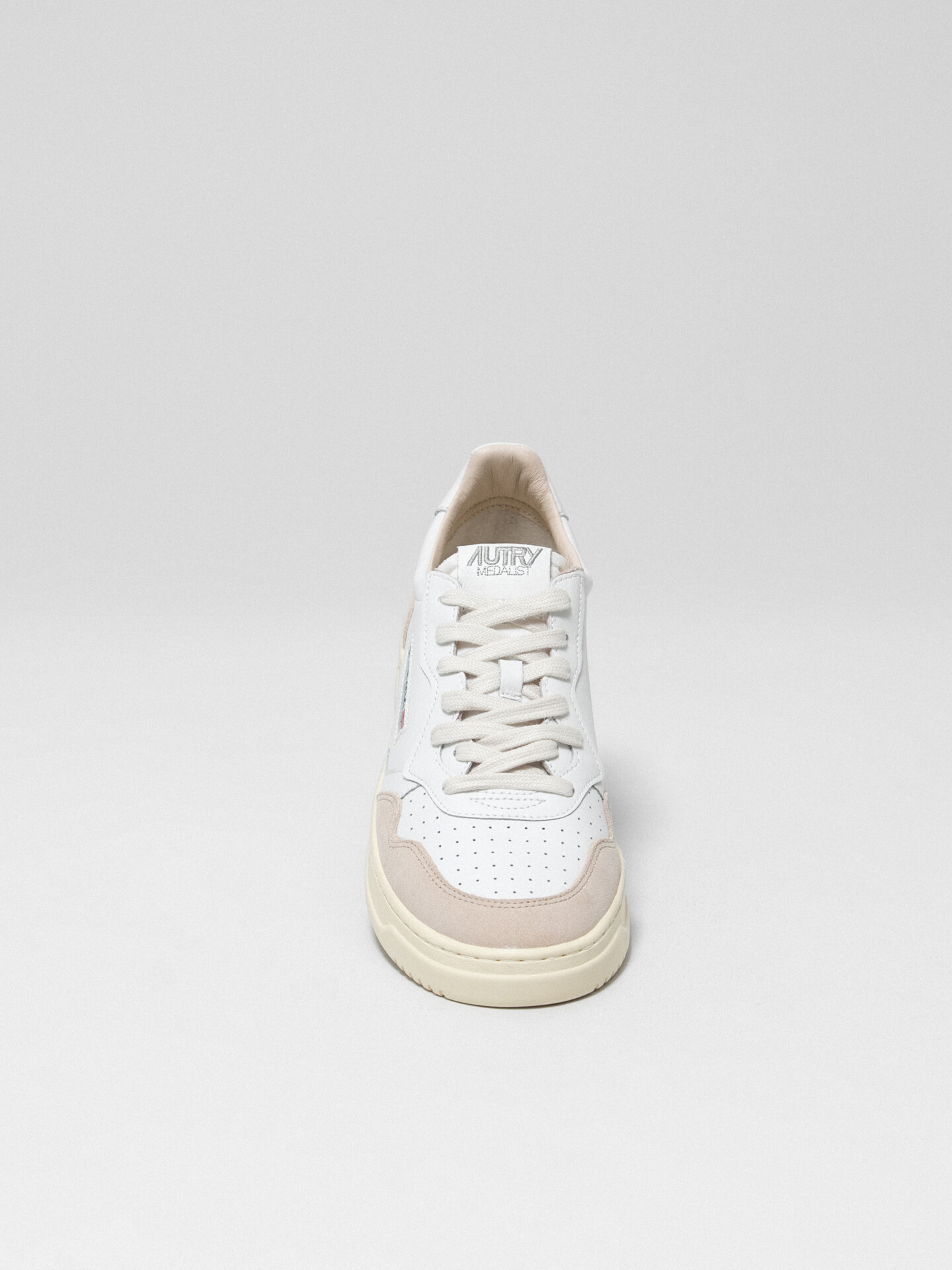 Detailansicht von Sneaker aus Leder von AUTRY