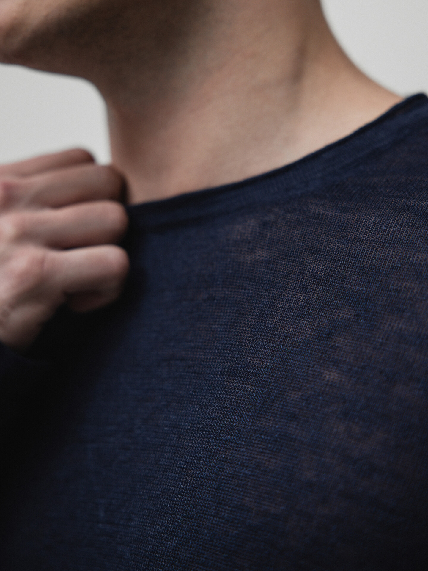 Detailansicht von Pullover aus Leinen von ROBERTO COLLINA