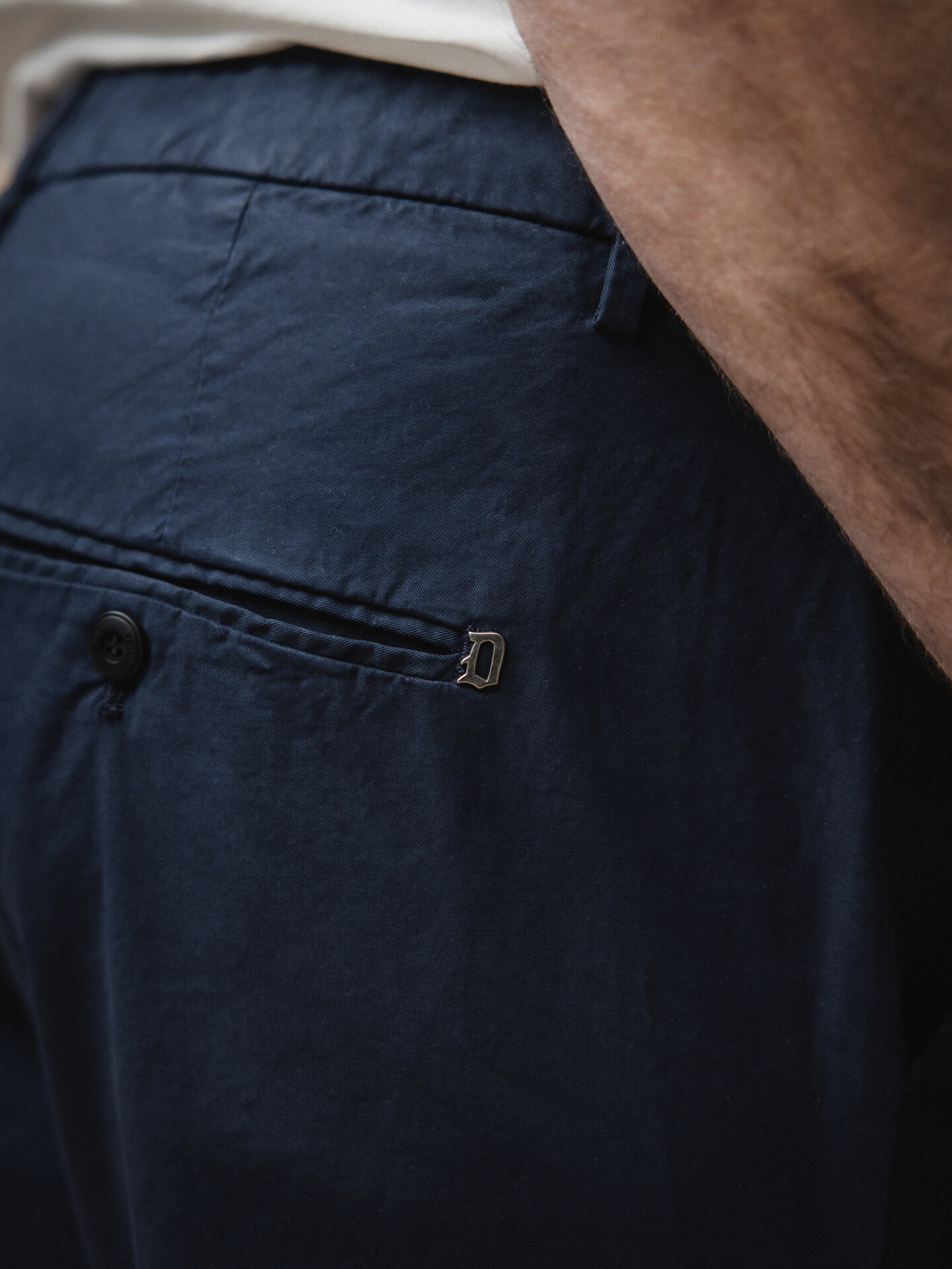 Detailansicht von Chinohose aus Baumwolle von DONDUP