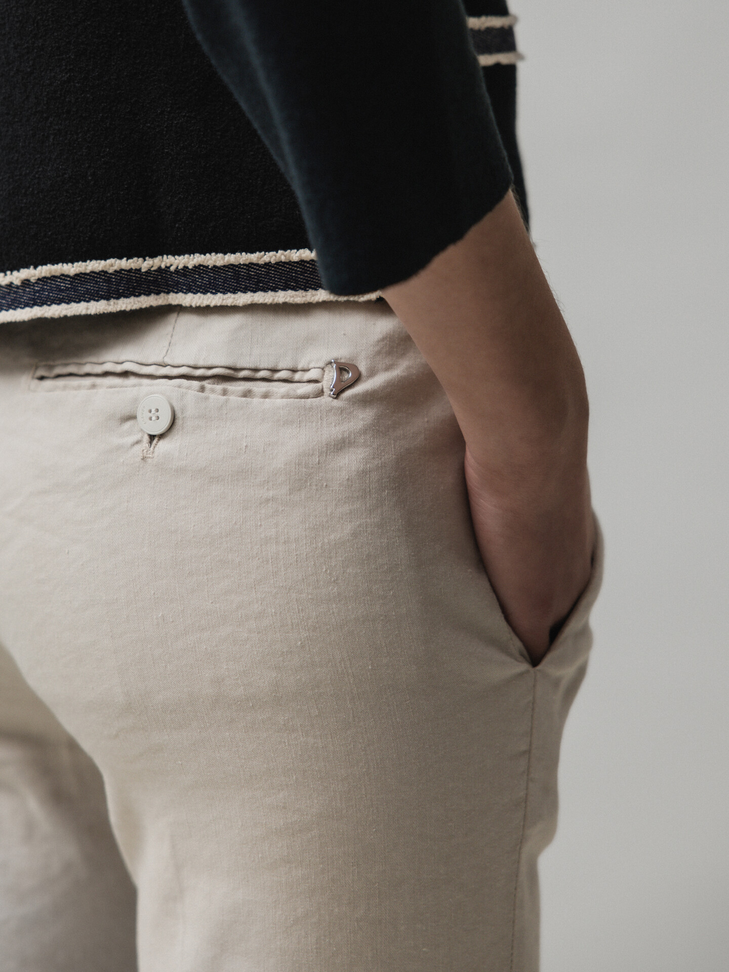 Detailansicht von Chinohose aus Leinen von DONDUP