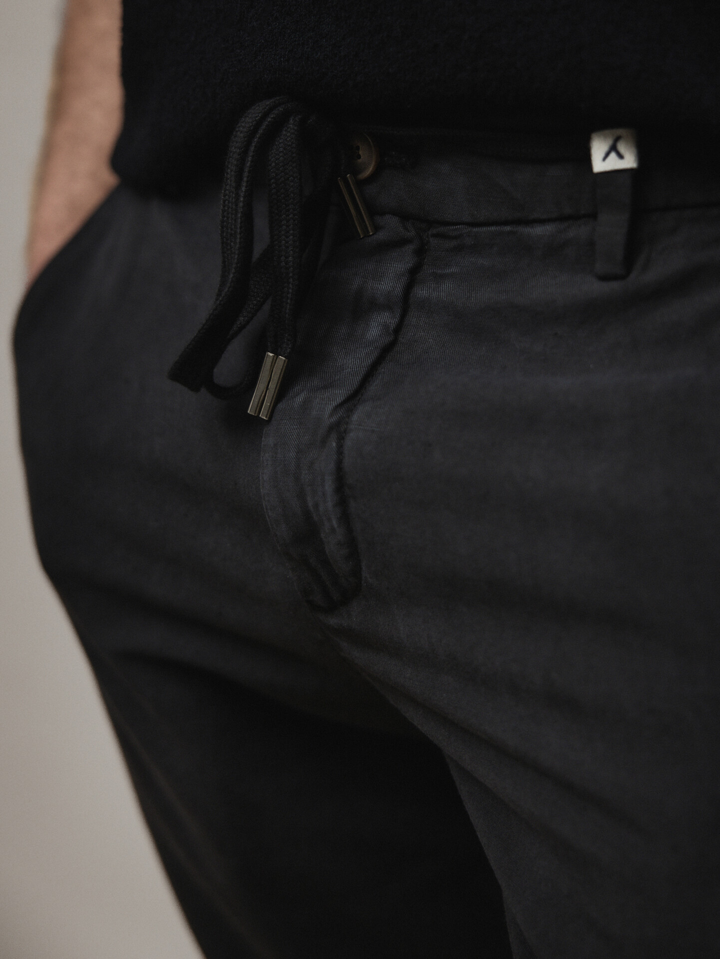 Detailansicht von Lässige Chinohose von MYTHS