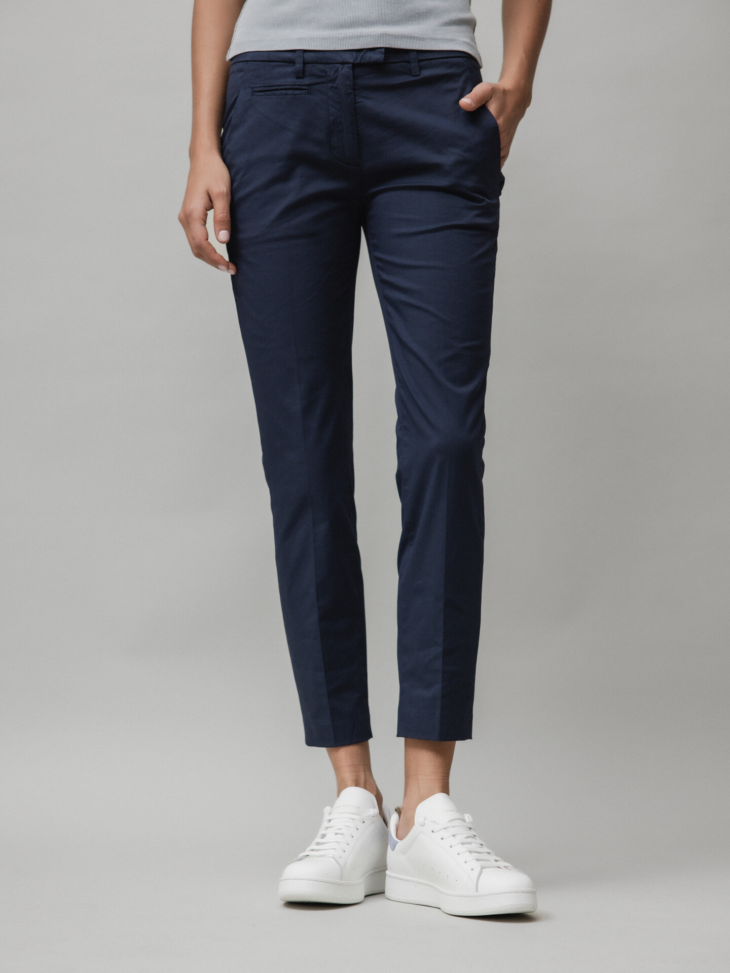 Detailansicht von Cropped Chinohose aus Baumwolle von DONDUP