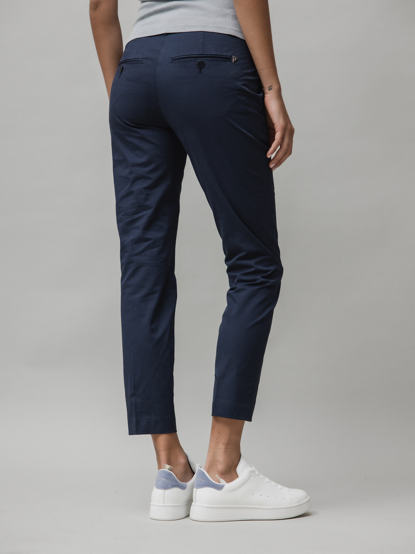 Detailansicht von Cropped Chinohose aus Baumwolle von DONDUP