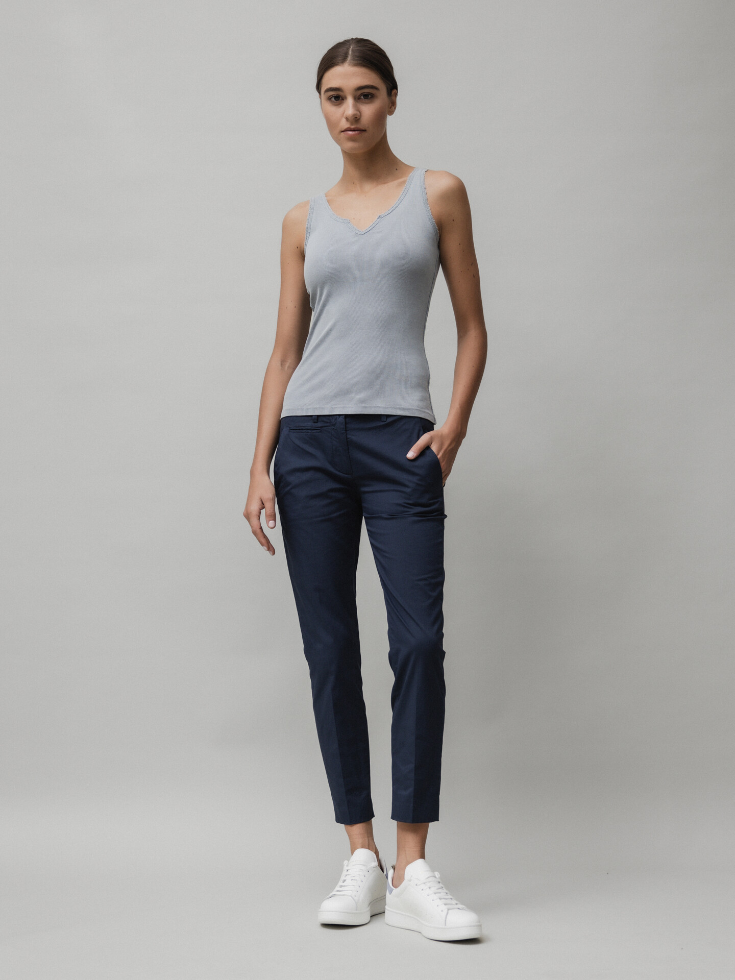 Detailansicht von Cropped Chinohose aus Baumwolle von DONDUP