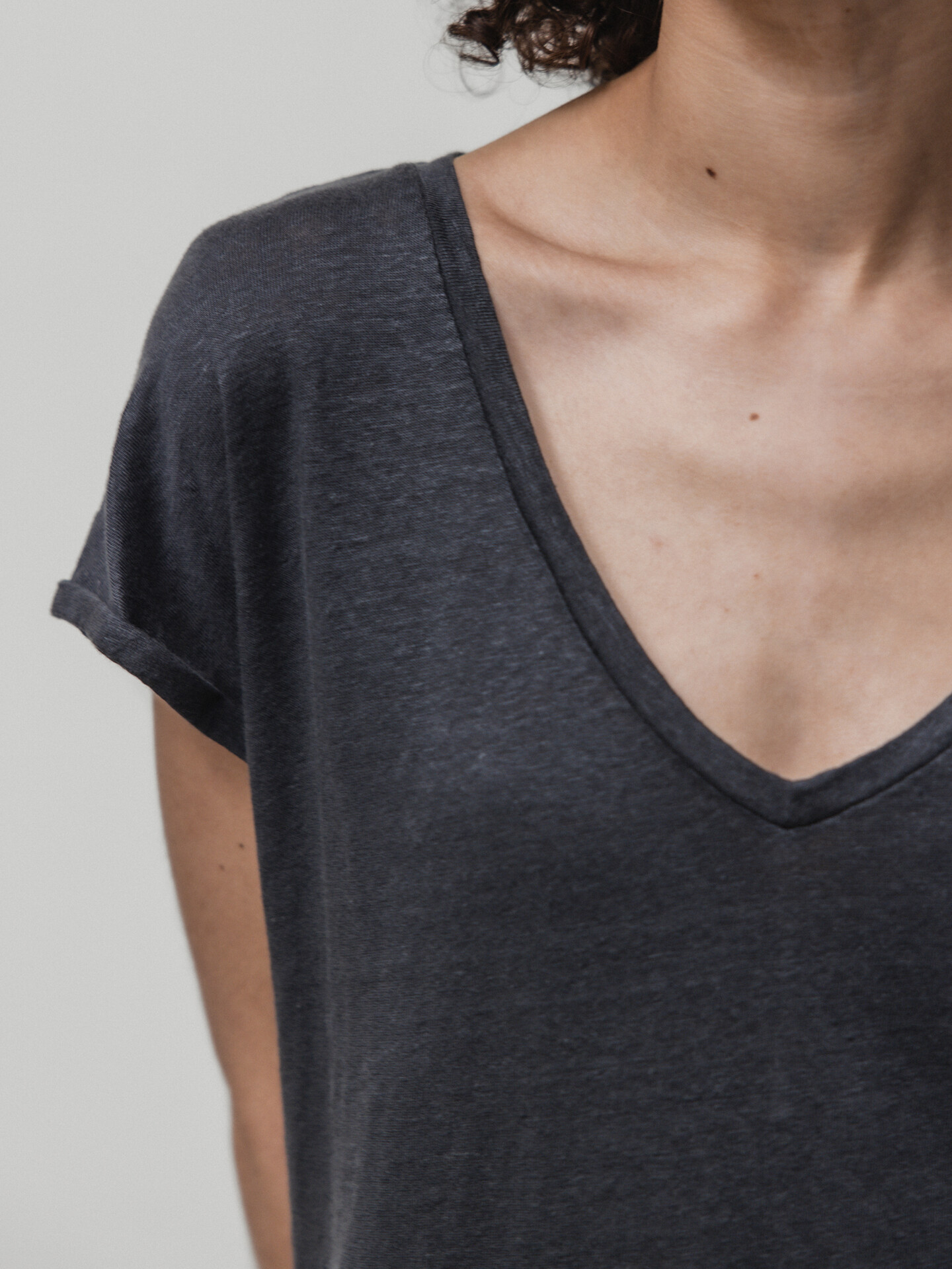 Detailansicht von T-Shirt aus Leinen von DANIELS