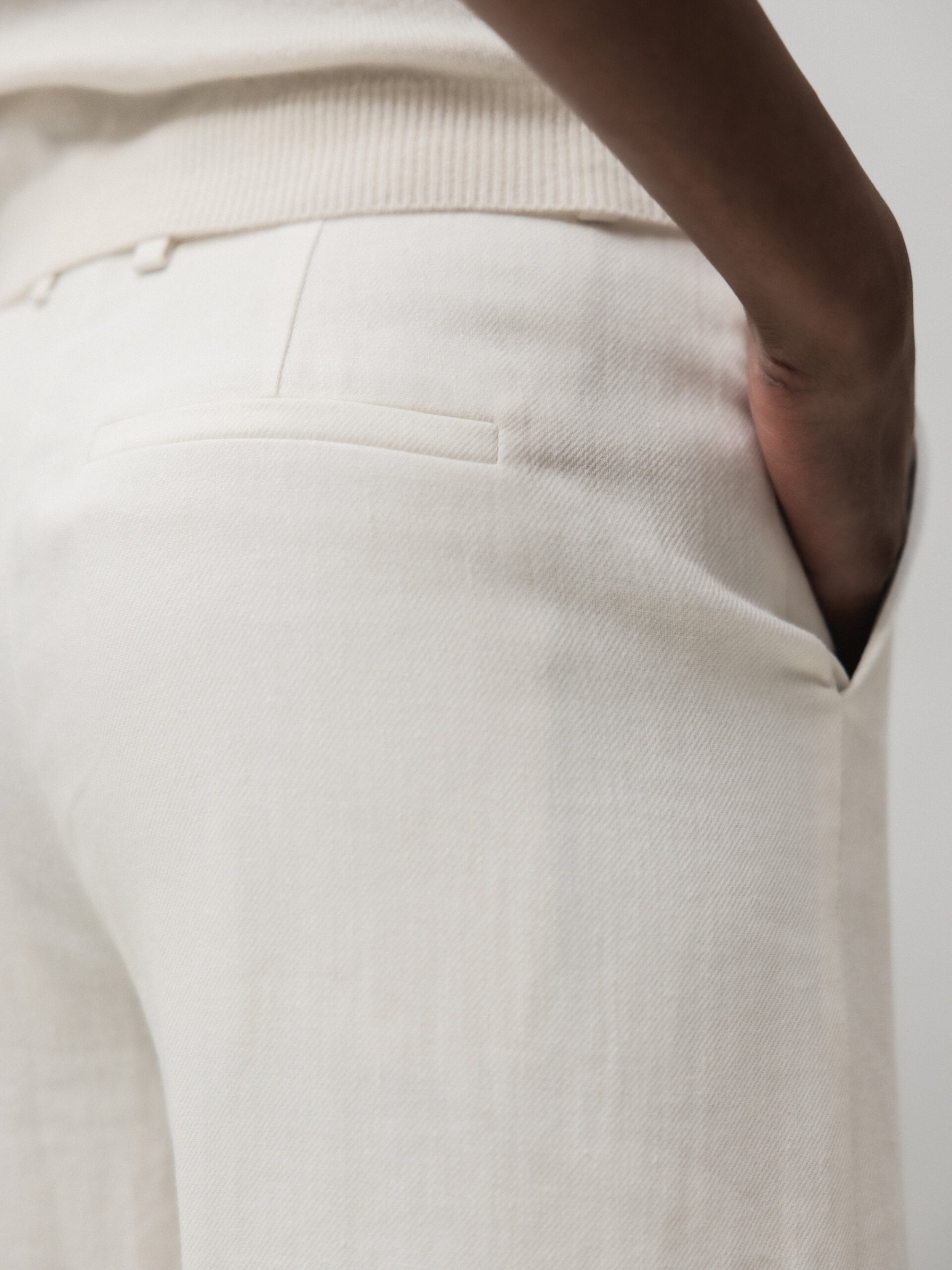 Detailansicht von Weite Hose aus Leinen von DRYKORN