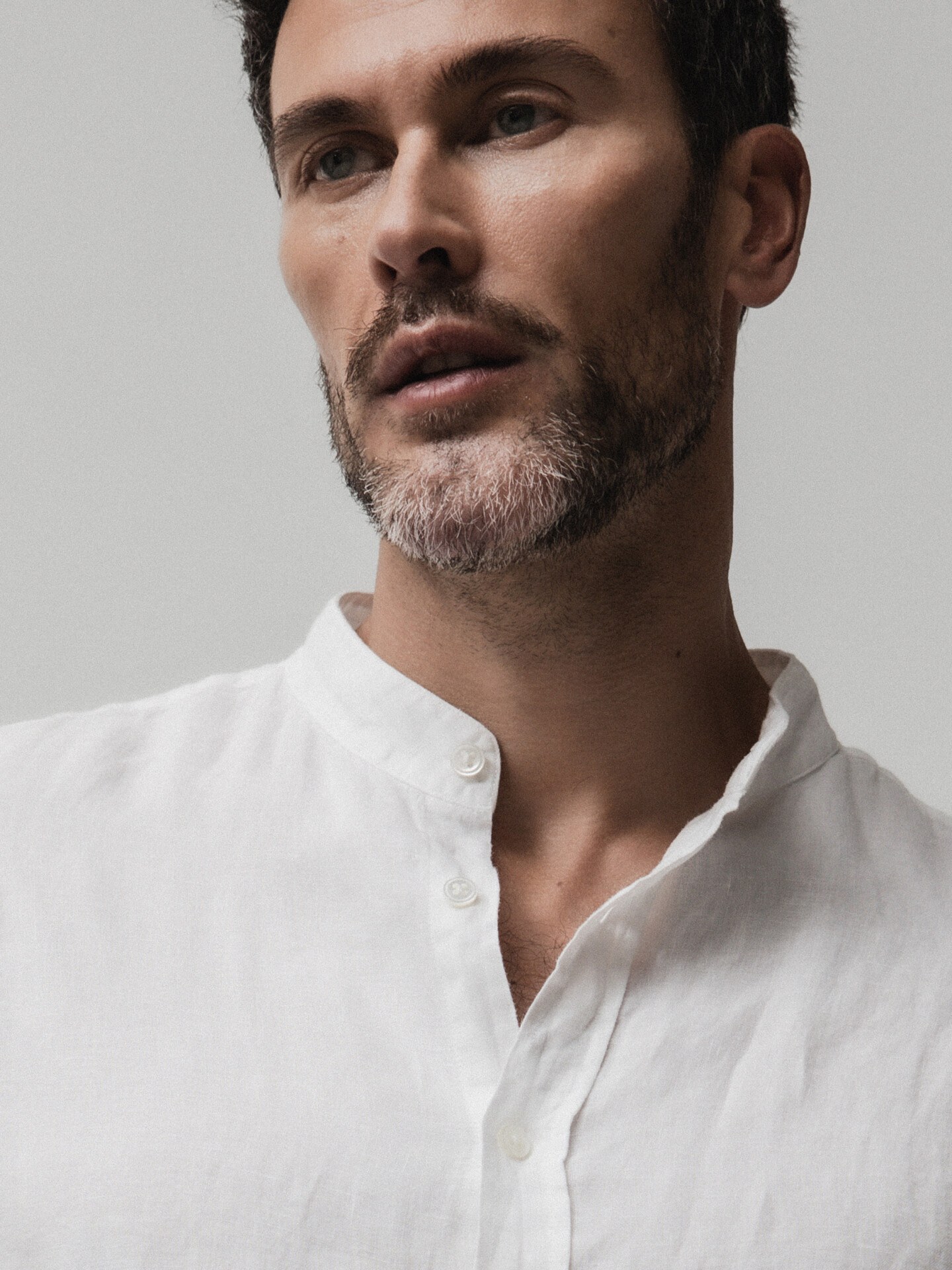 Detailansicht von Leinenhemd mit Stehkragen von 04651