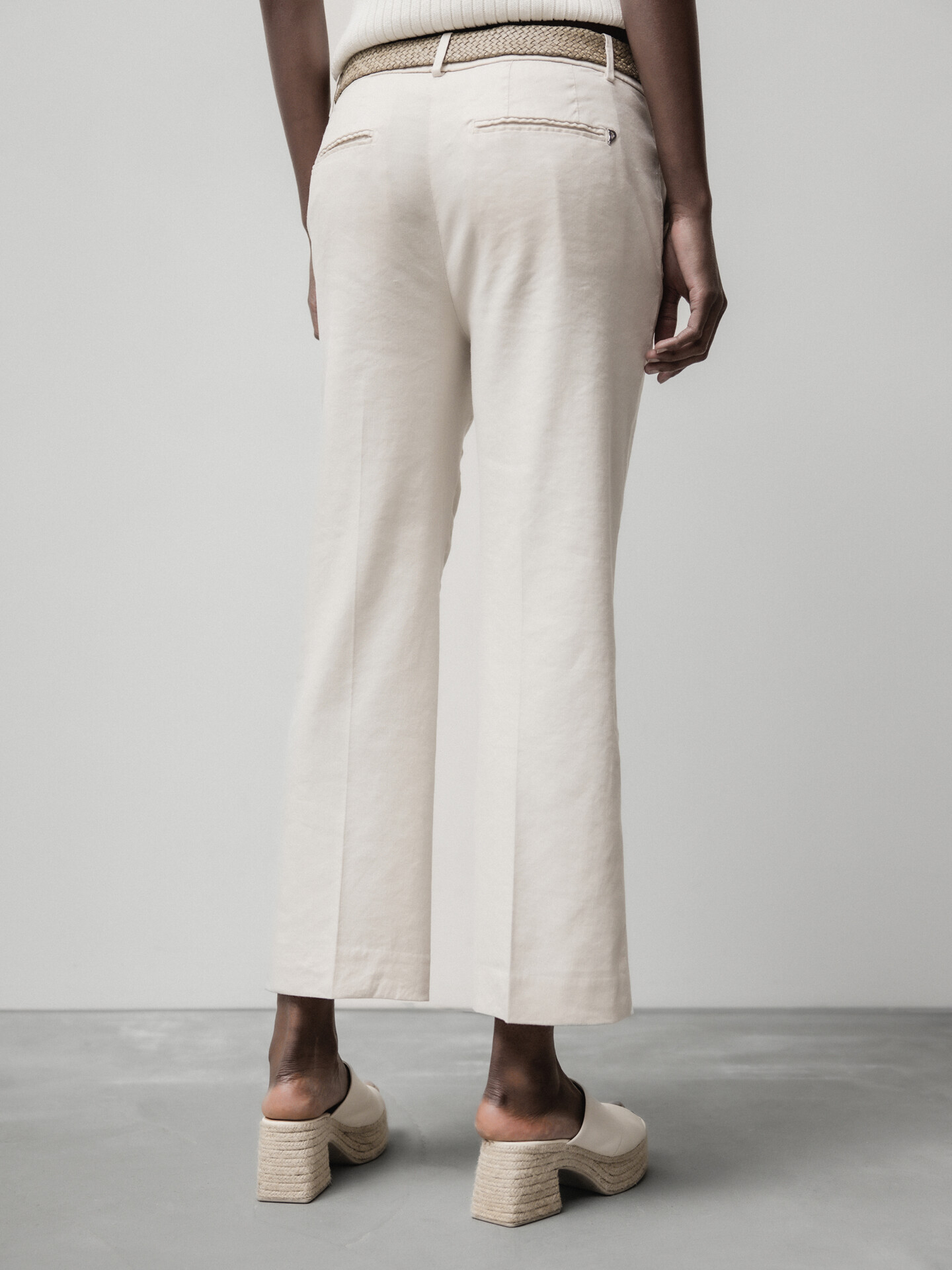 Detailansicht von Flared Hose aus Leinen von DONDUP