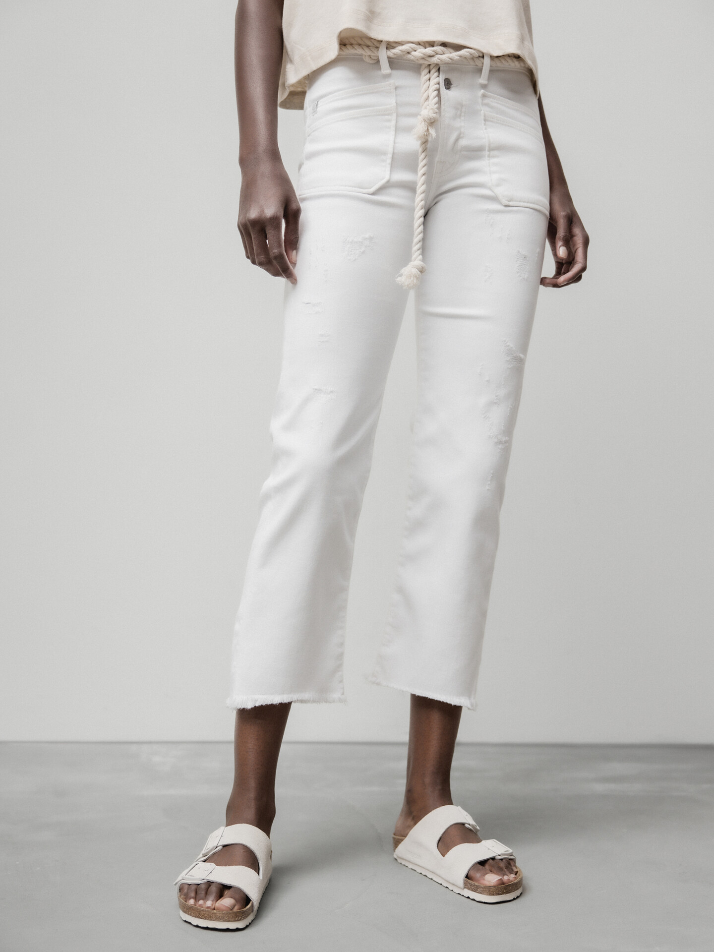 Detailansicht von Cropped Straight Leg Jeans von LE TEMPS DES CERISES