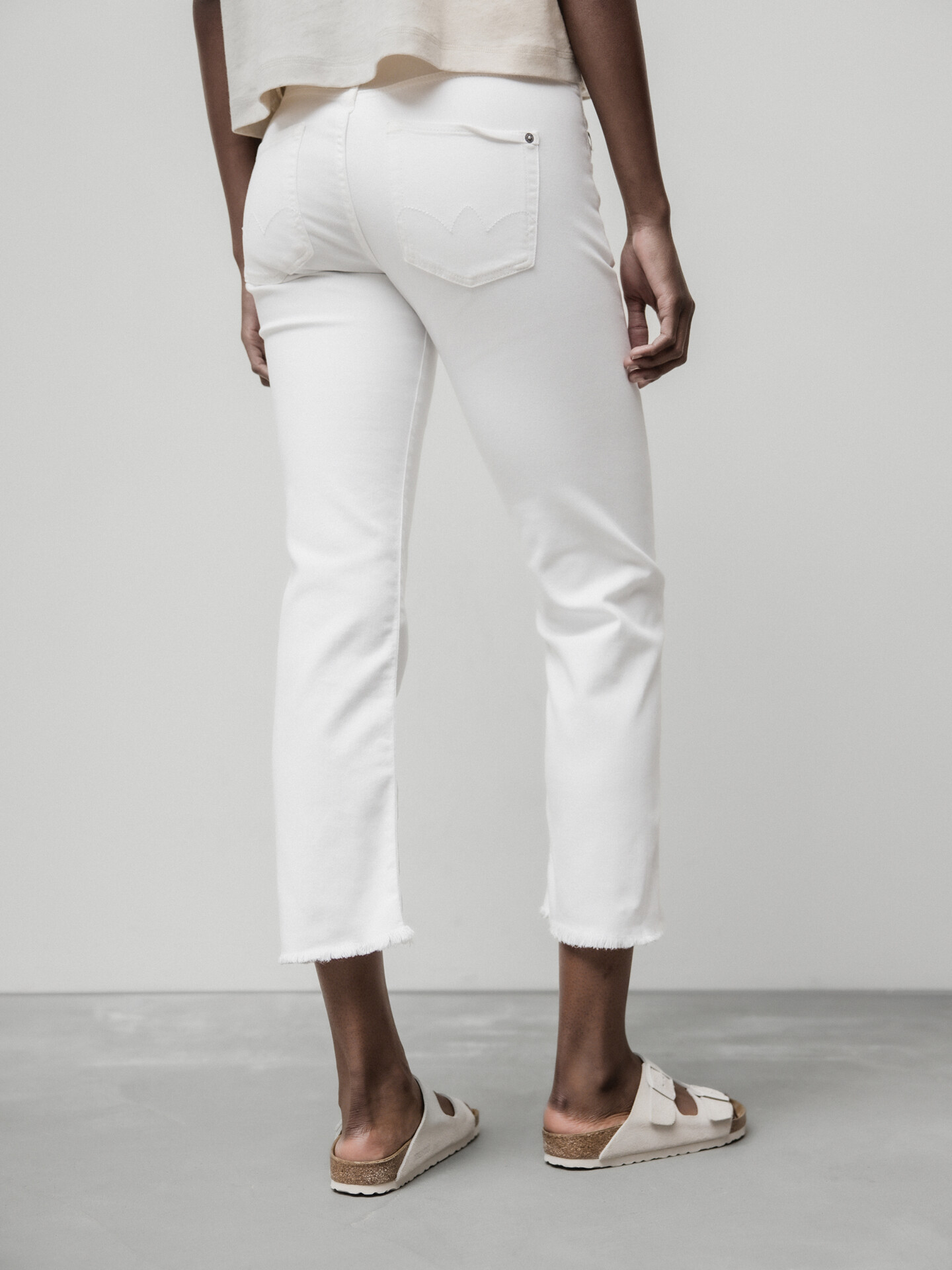 Detailansicht von Cropped Straight Leg Jeans von LE TEMPS DES CERISES