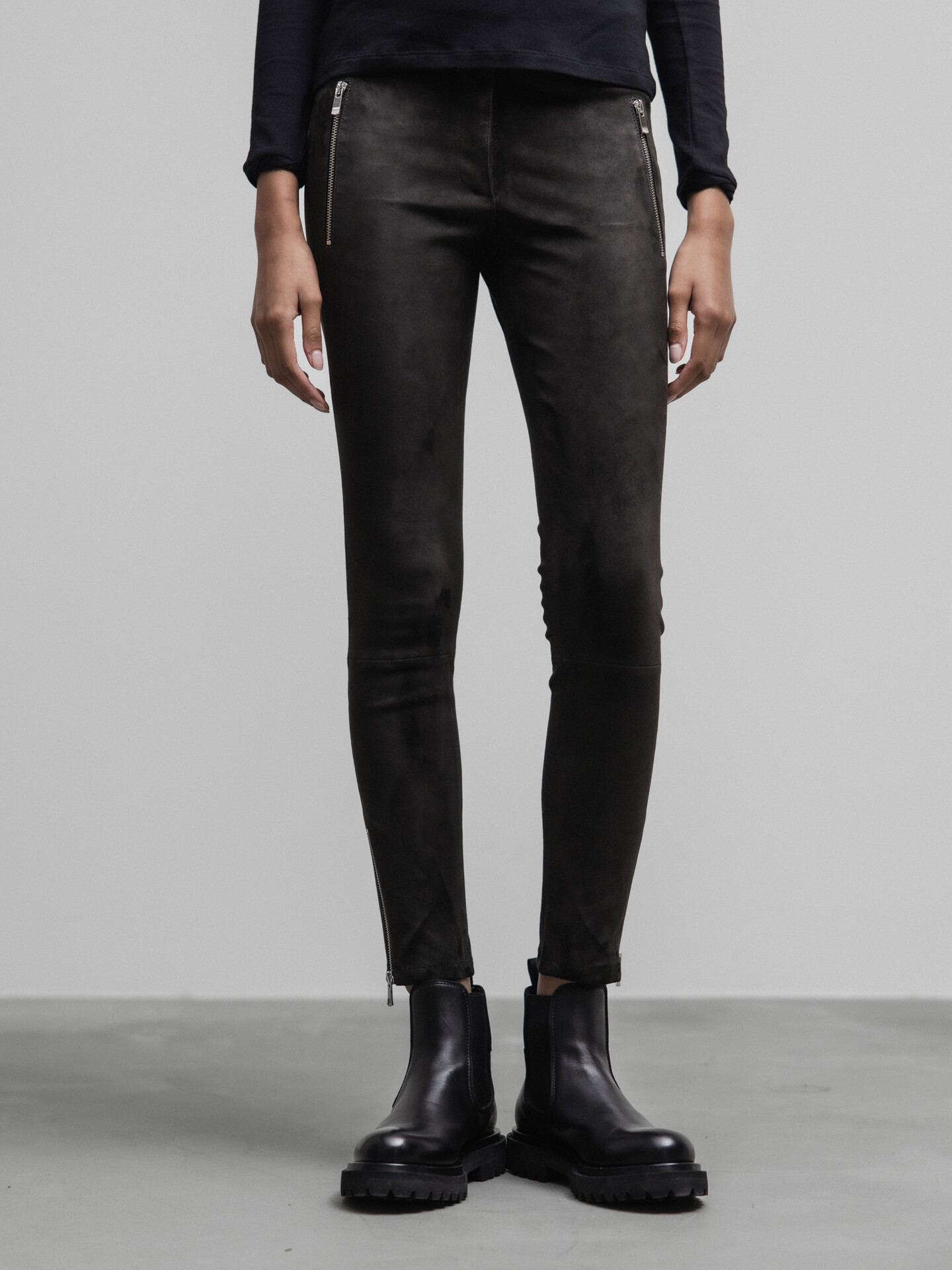 Detailansicht von Velour-Lederhose von ARMA