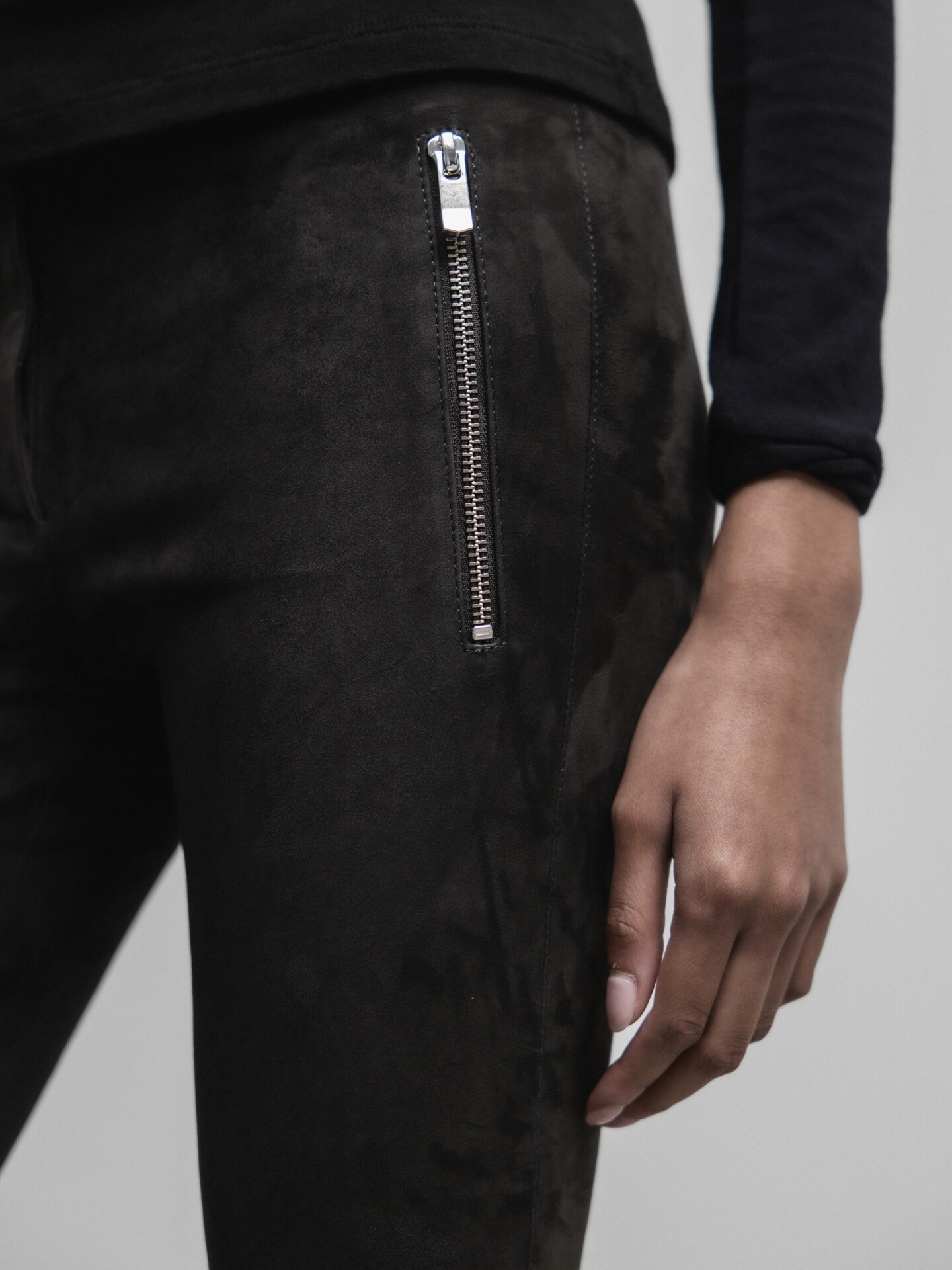 Detailansicht von Velour-Lederhose von ARMA