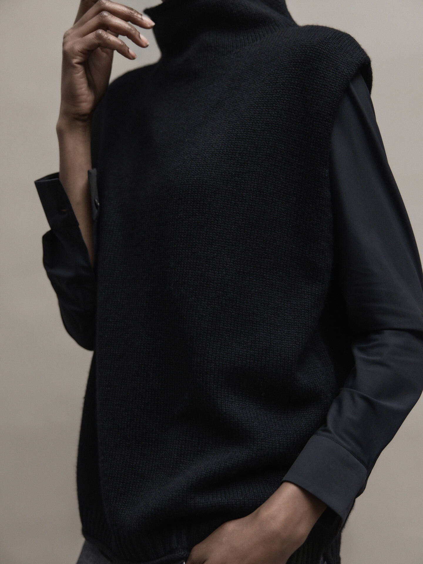 Detailansicht von Turtleneck Pullunder aus Cashmere von LISA YANG