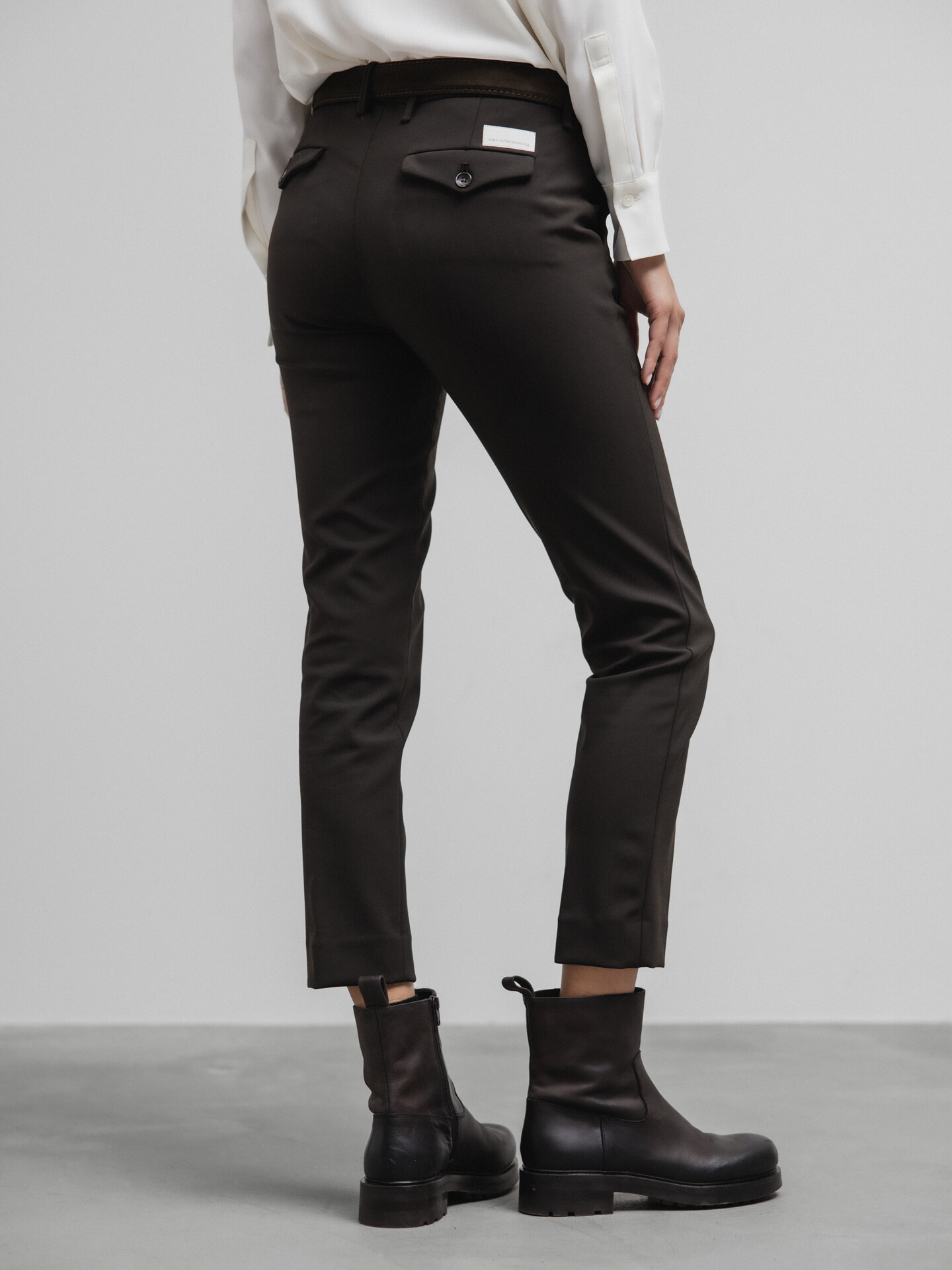 Detailansicht von Chinohose aus Schurwolle von NINE IN THE MORNING