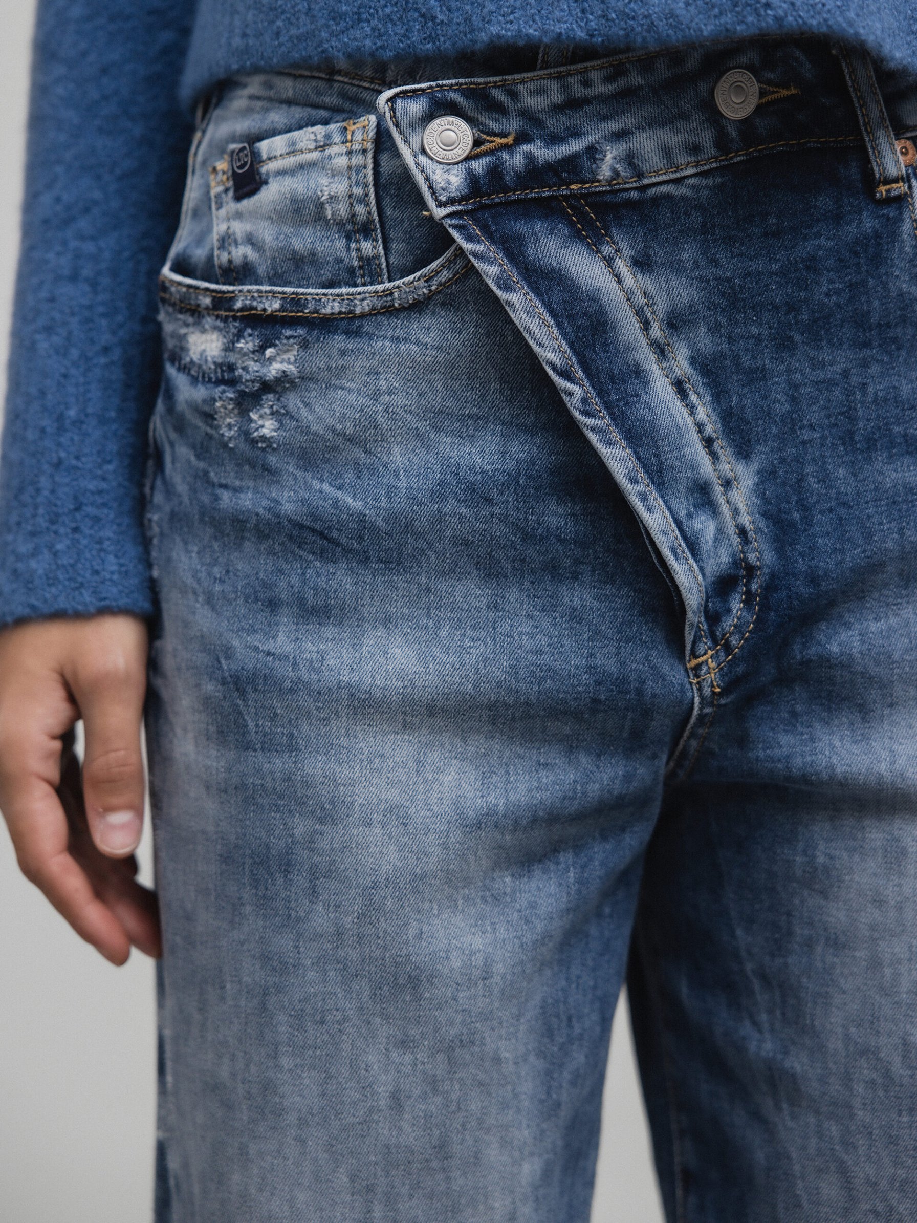 Detailansicht von Loose Fit Jeans von LE TEMPS DES CERISES