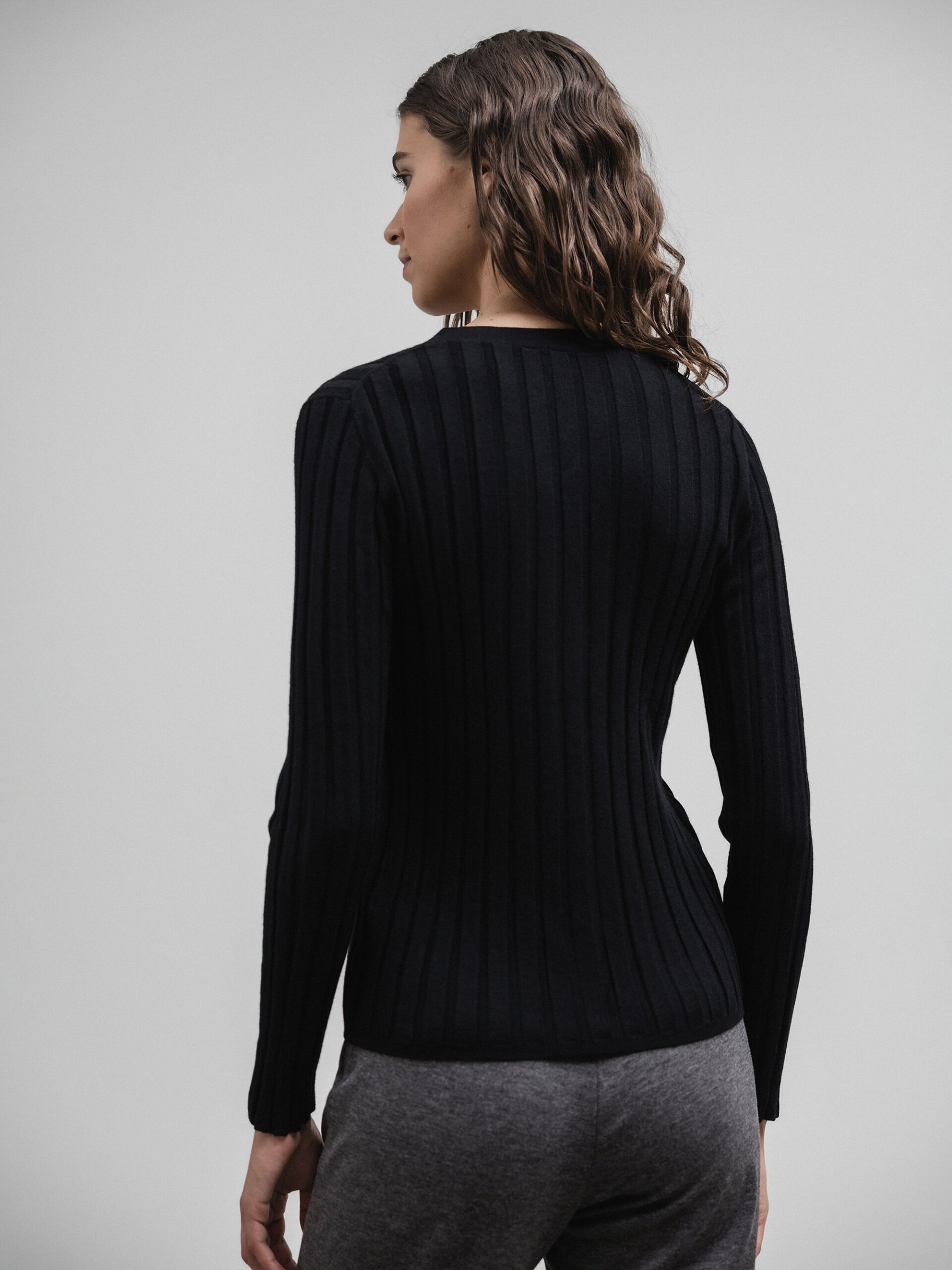 Detailansicht von Strickjacke aus Merinowolle von DANIELS